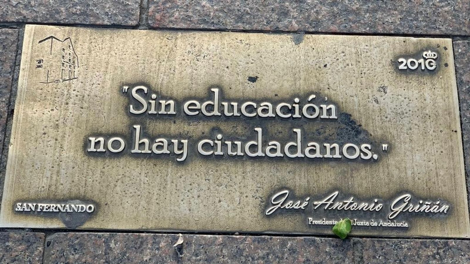 La placa del Bicentenario que tiene una frase de Griñán, en la calle Real.