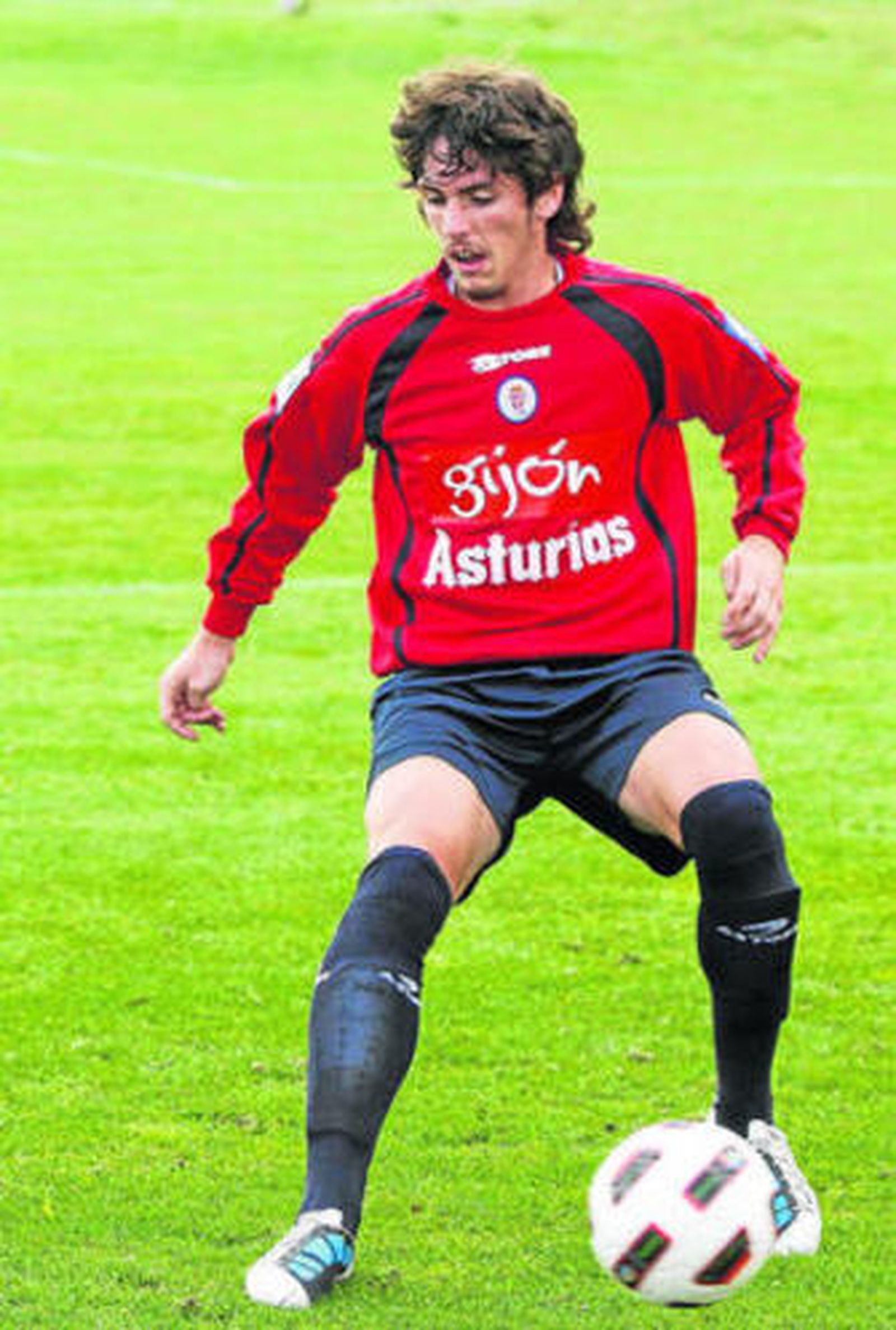 Poves, en un entrenamiento con el Sporting la pasada campaña.