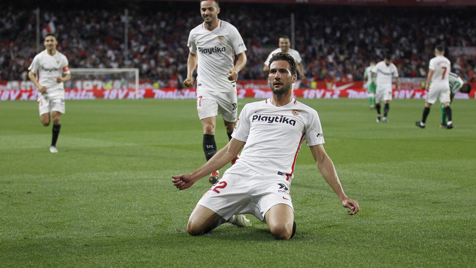 Franco Vázquez celebra su gol al Betis.