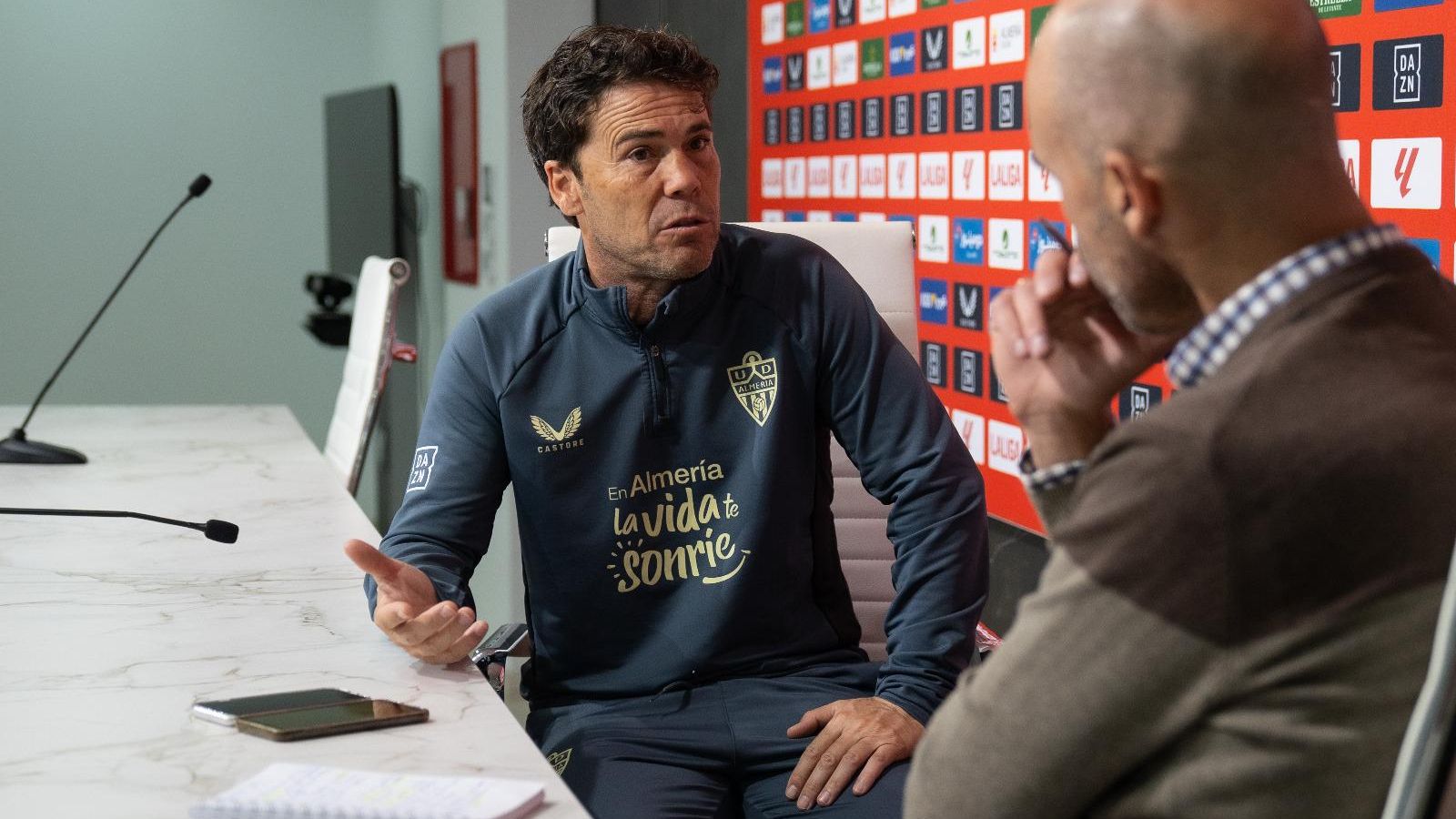 Rubi charla con el entrevistador durante un momento del encuentro con Diario de Almería