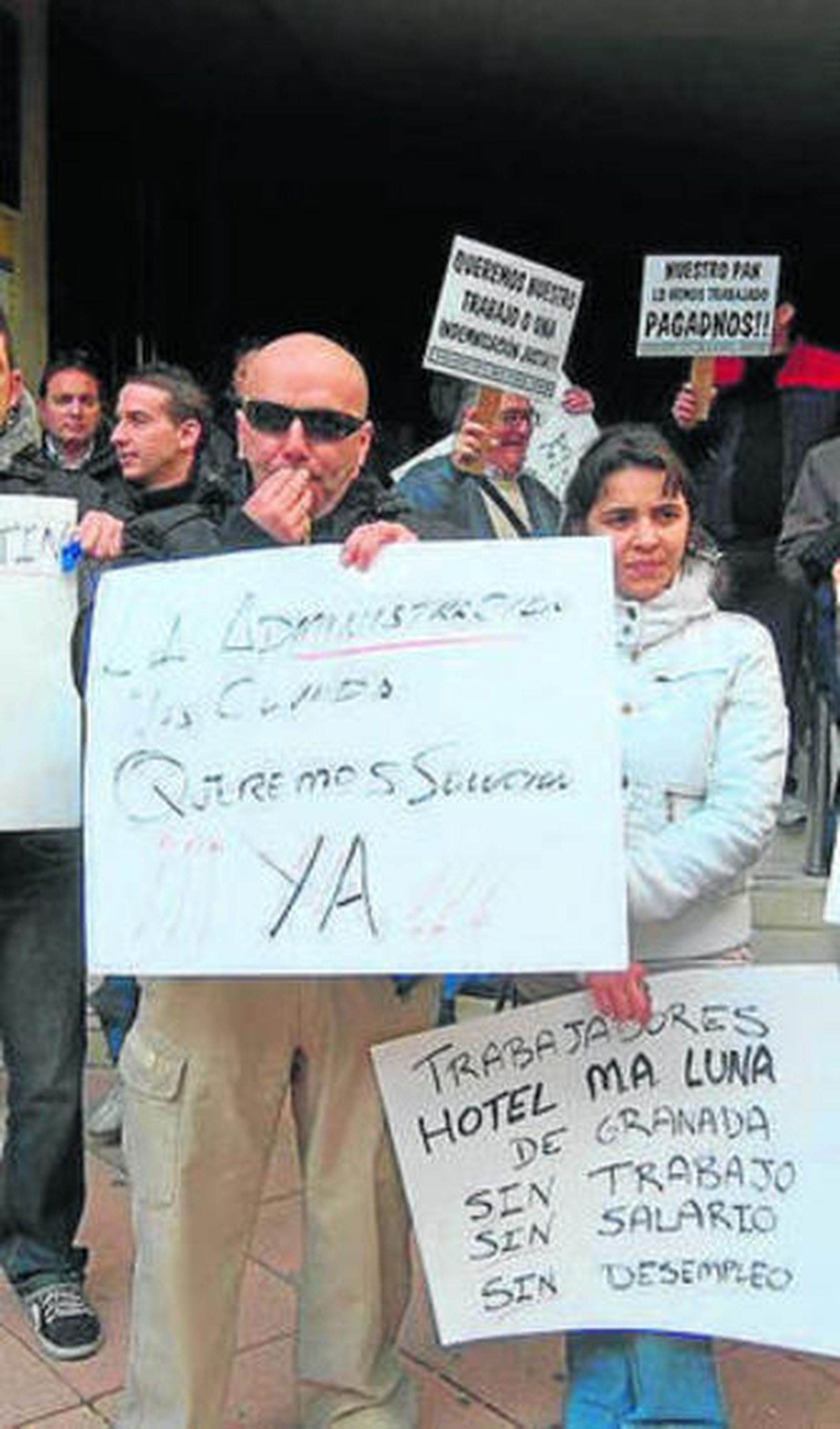 Los trabajadores del Luna, ayer.