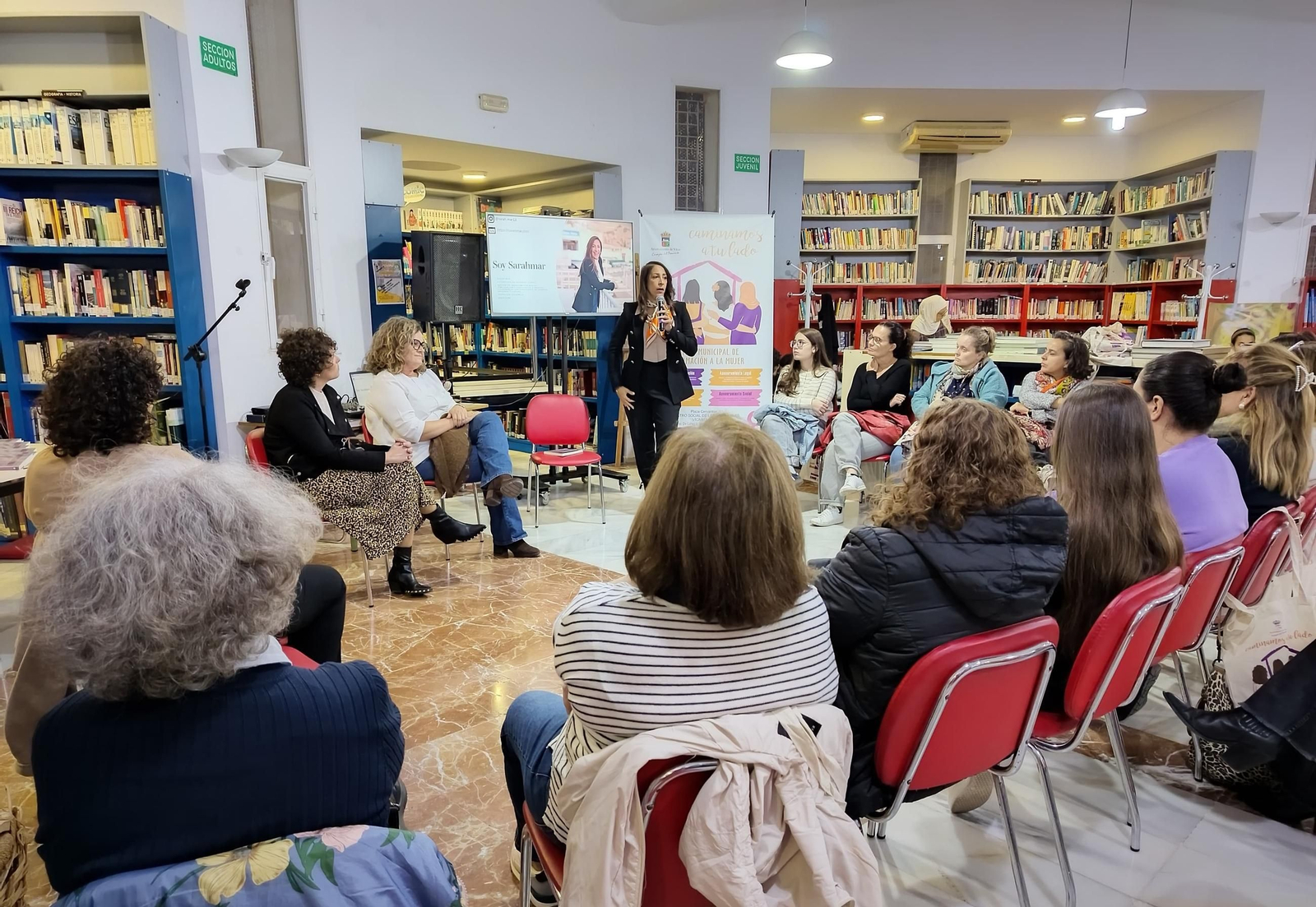 Sarah Mar durante la presentación de su libro.