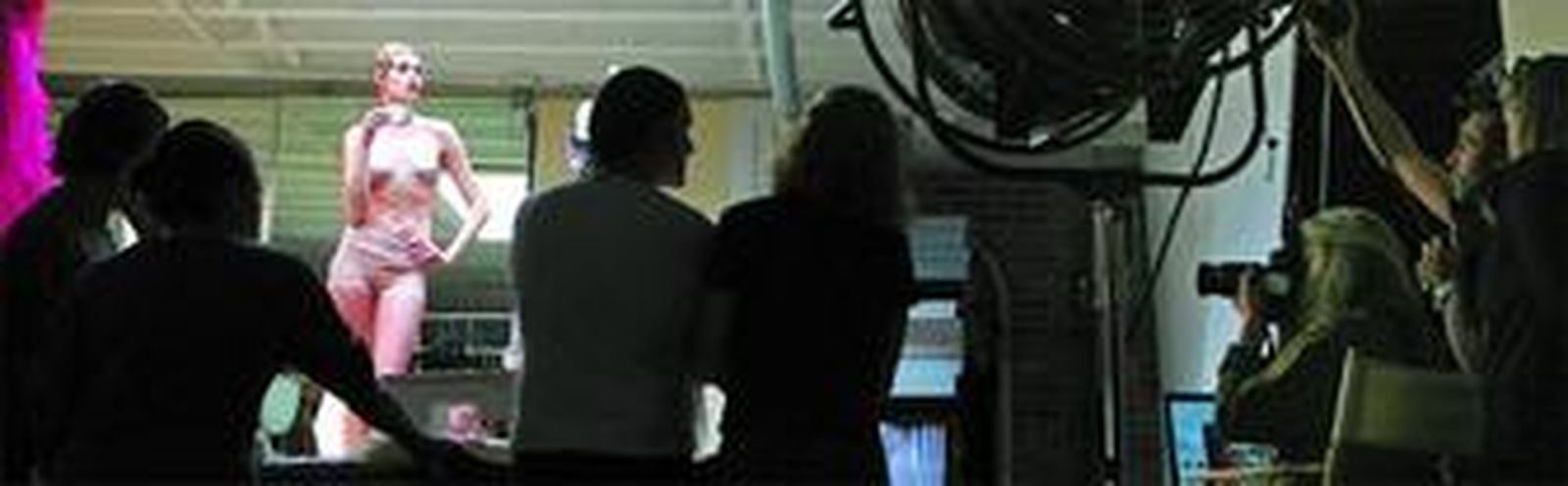 La fotógrafa norteamericana Annie Leibovitz (a la derecha con la cámara) fotografía a la modelo que figurará en la portada del calendario de la marca de café.