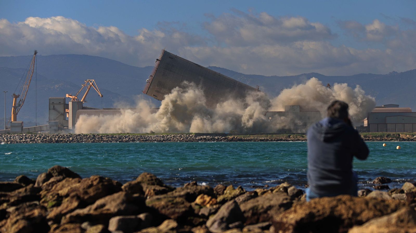 Demolición del silo de  Holcim en Palmones