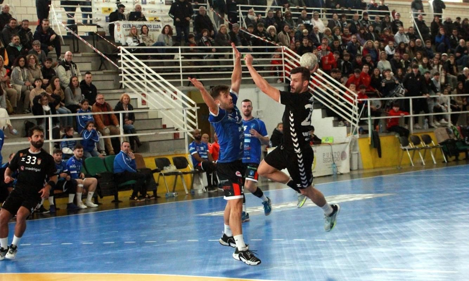 Acción correspondiente al duelo de la primera vuelta del cuadro canterano-sureño.