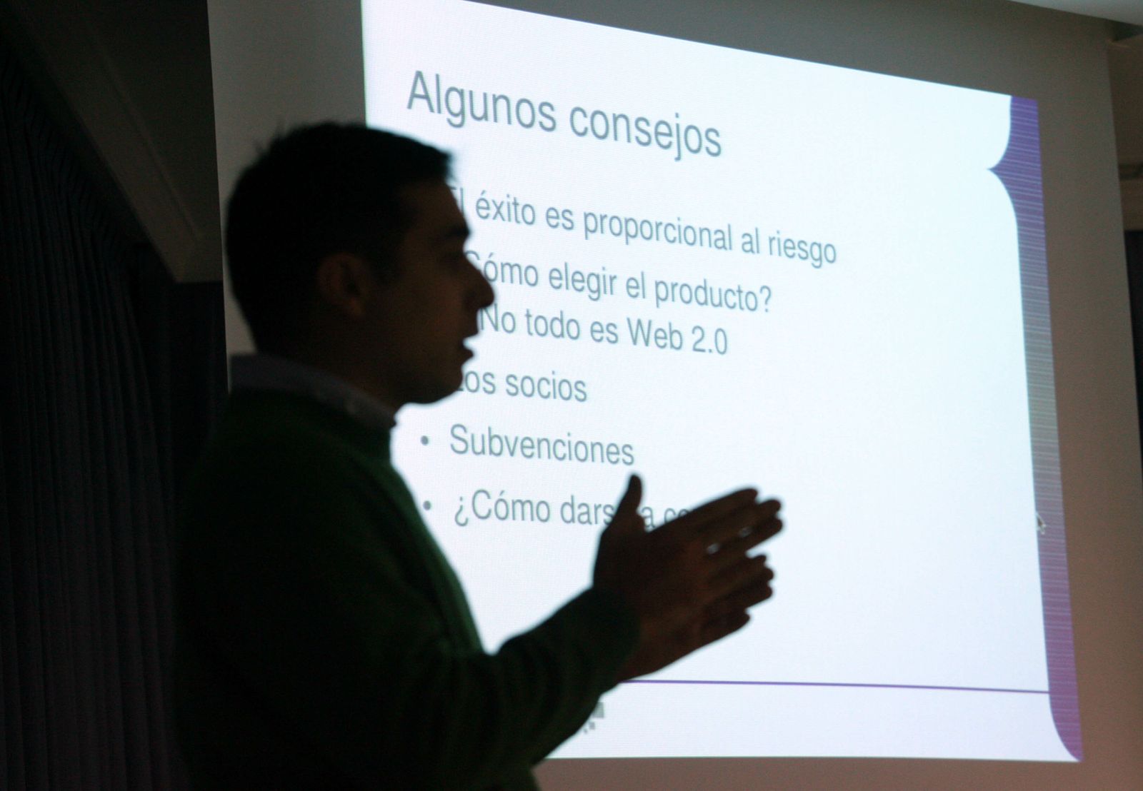 Un técnico de la Fundación Andalucía Emprende imparte un curso.