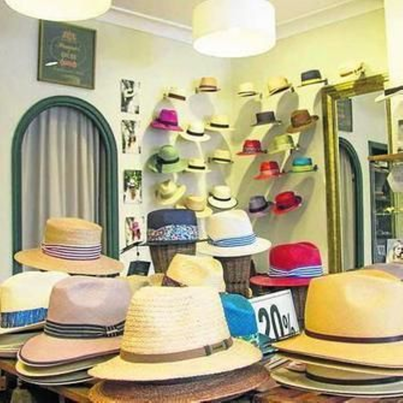 De película. Aquellas personas que deciden vestir con una de estas prendas confieren un toque especial a su indumentaria, como así reconoce la encargada de Fernández y Roche.