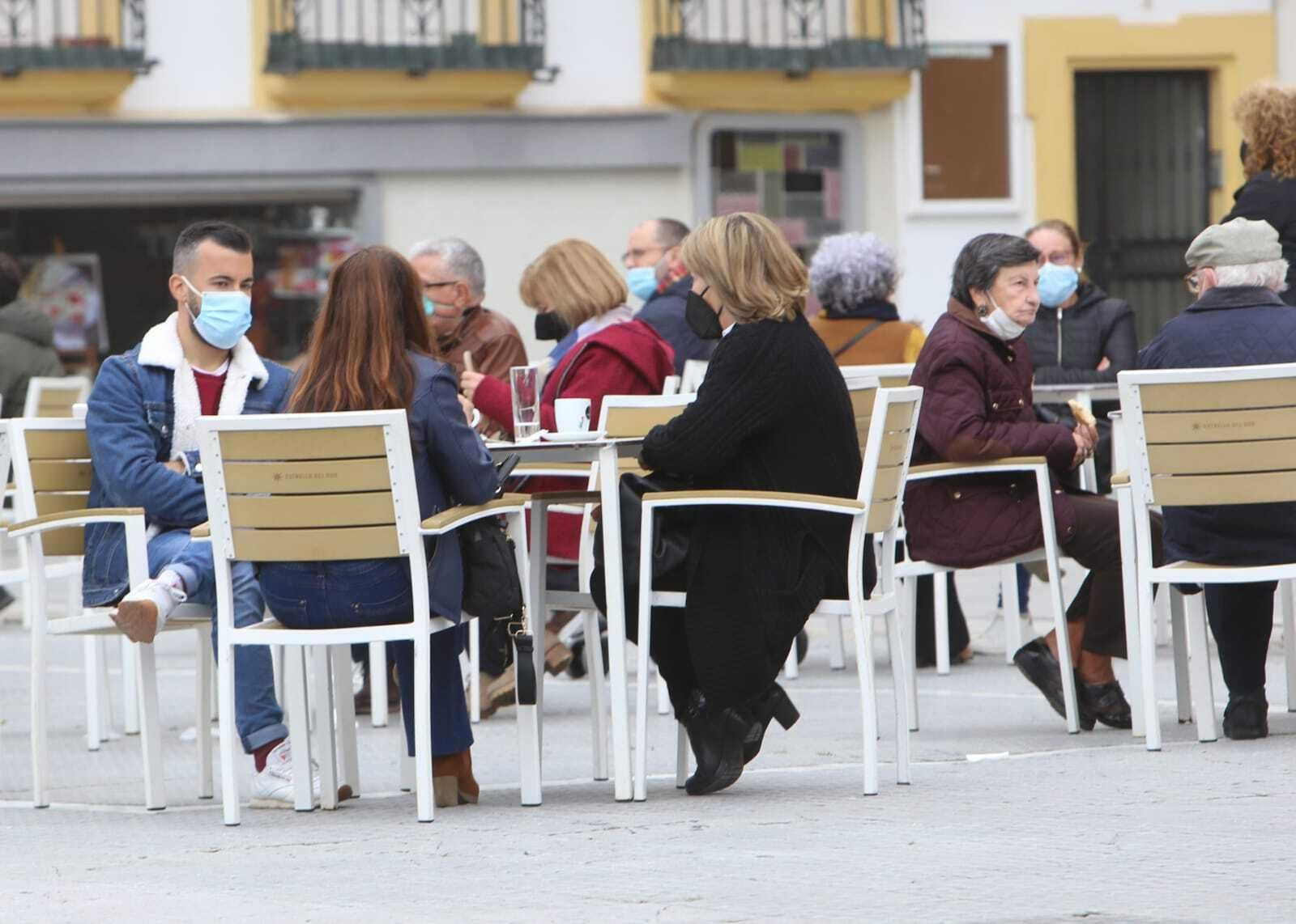 Una terraza de la Plaza del Rey, en San Fernando, en una imagen de archivo.