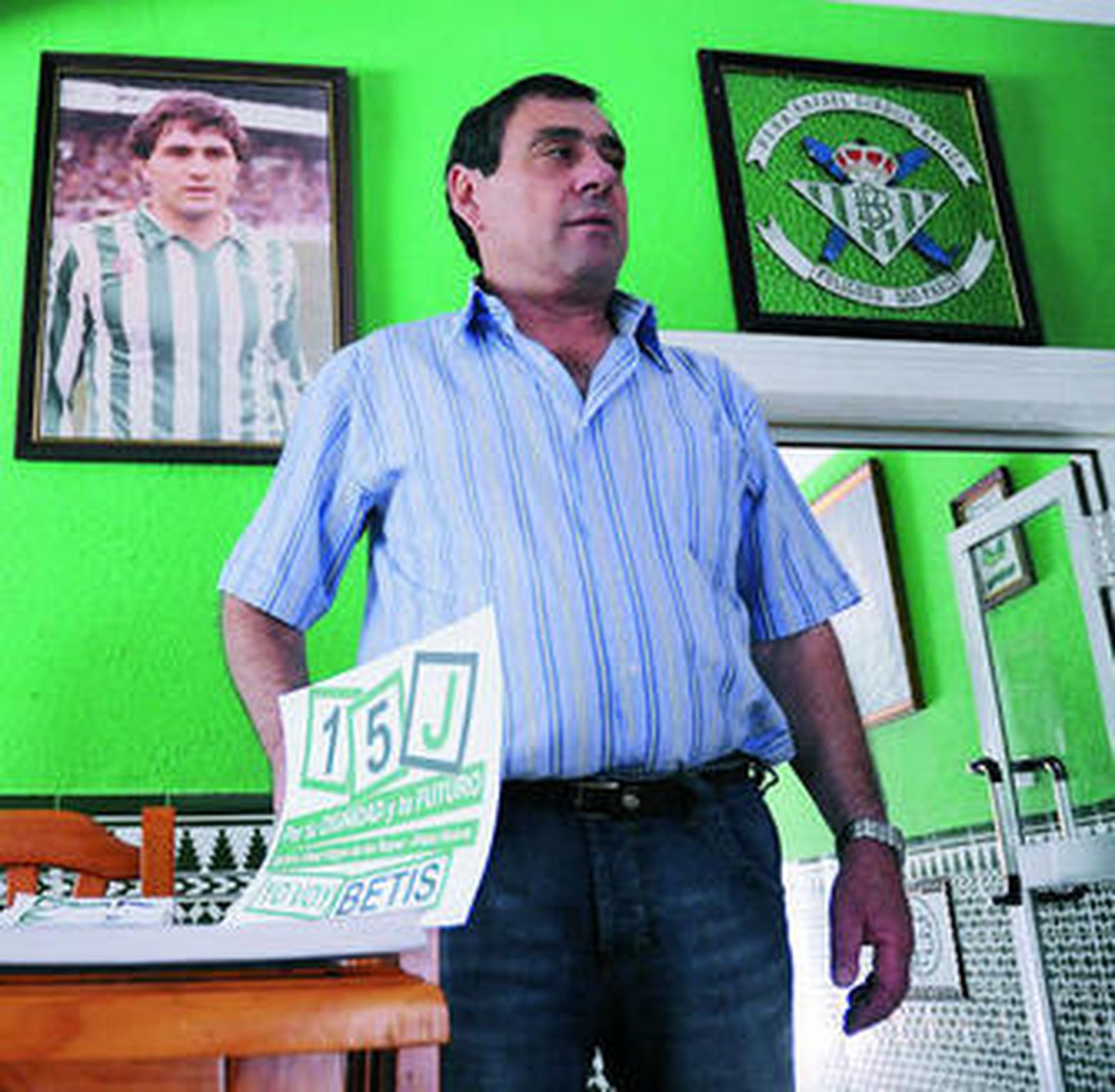 Paco López, presidente de la Peña Bética Rafael Gordillo, sostiene el cartel de la manifestación.