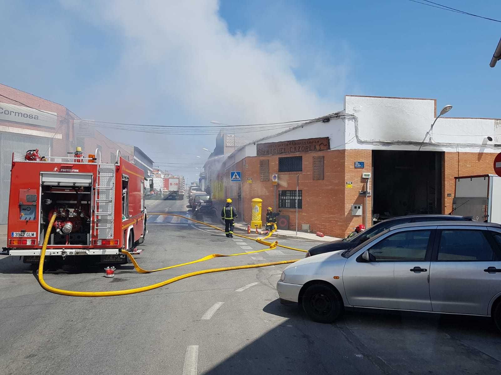 Nave de carpintería en el polígono La Estrella incendiada.