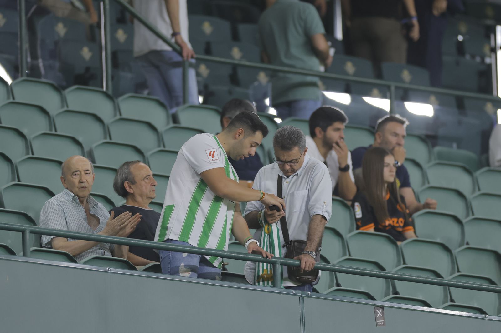 Búscate en las fotos del Betis-Valencia