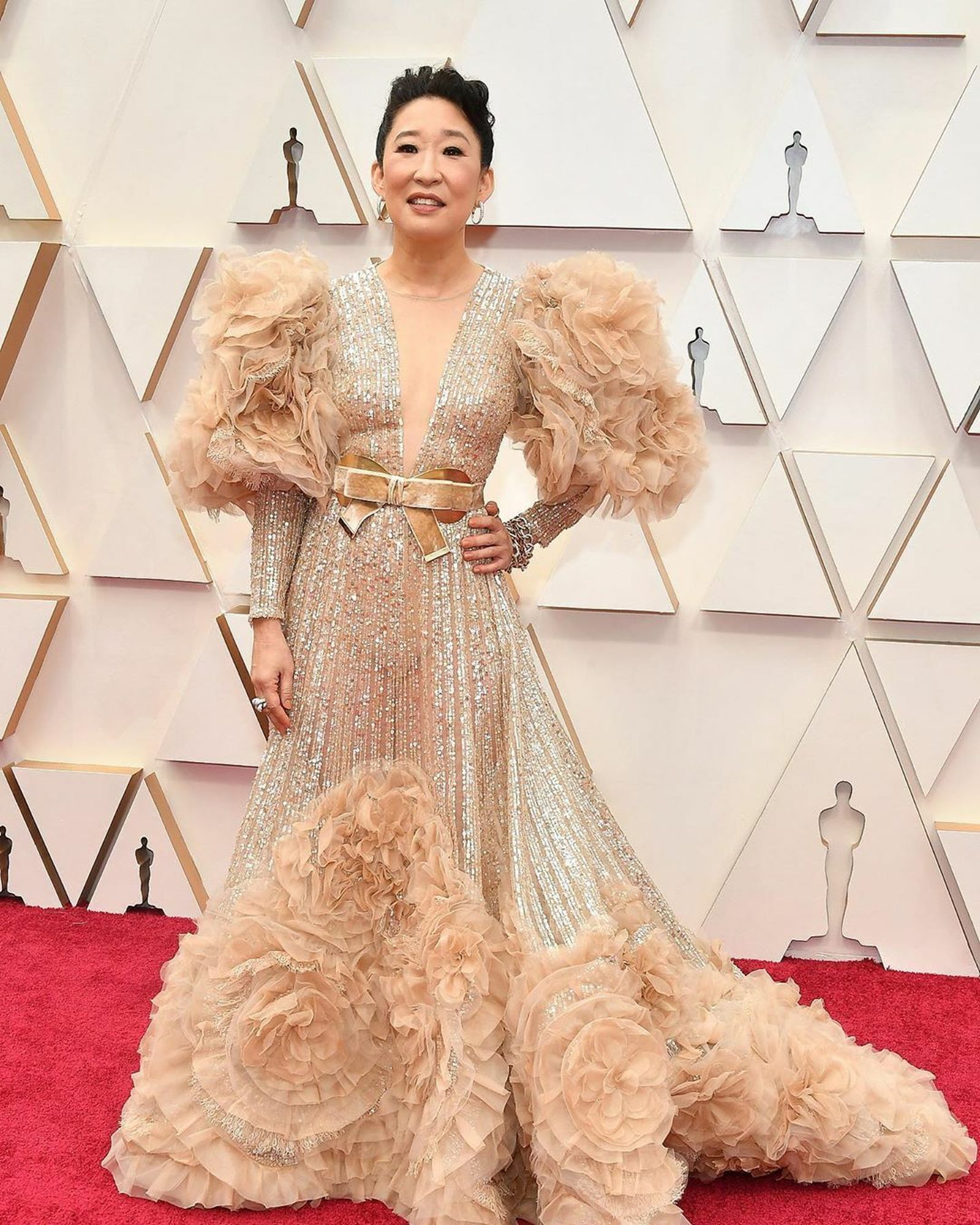 Sandra Oh, muy recargada.