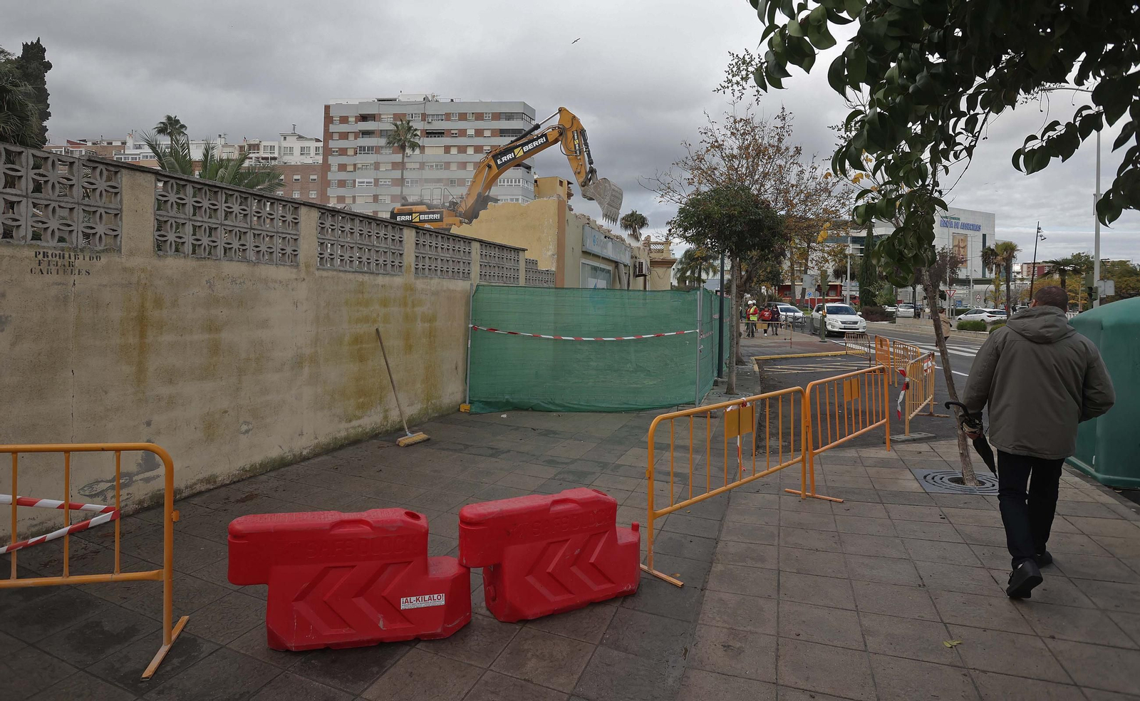 Fotos de los trabajos de demolición de las viviendas militares de la avenida Virgen del Carmen en Algeciras