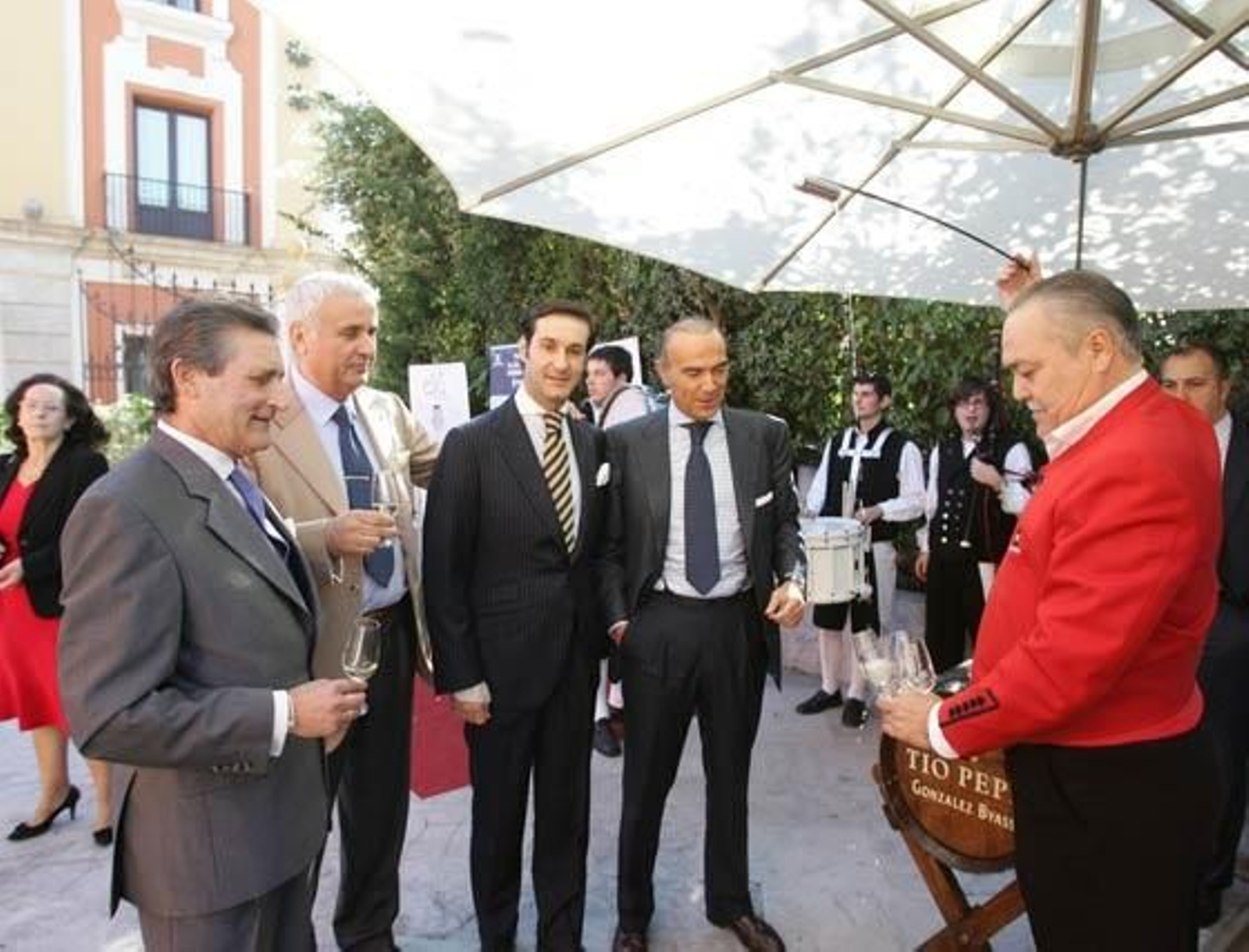 El Hotel Los Jándalos acoge la ceremonía de investidura de Emilio Viquiera, director deportivo del Xerez, como nuevo cofrade honorífico de la Cofradía del Botillo

Foto: Pascual
