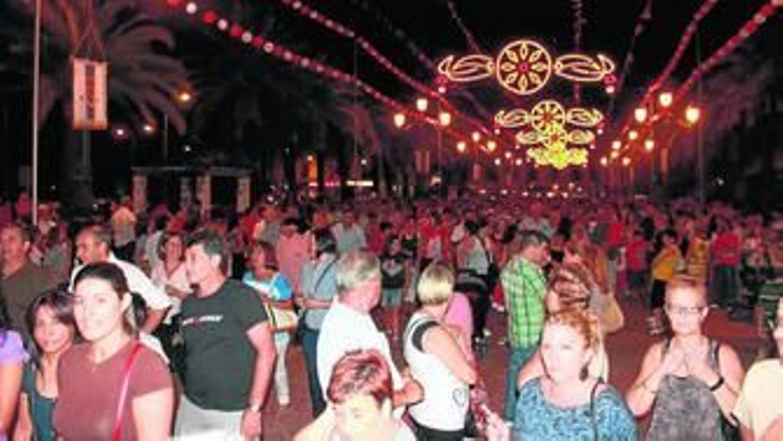 El recinto ferial de Ayamonte acoge a miles de visitantes durante las fiestas patronales de la Virgen de las Angustias.