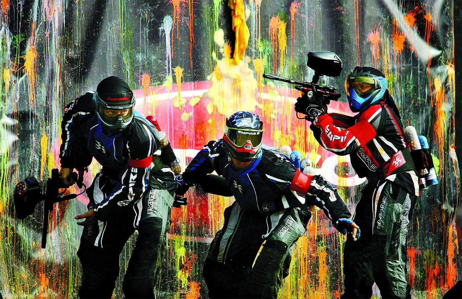Imagen de archivo de un equipo de paintball en 'batalla'.