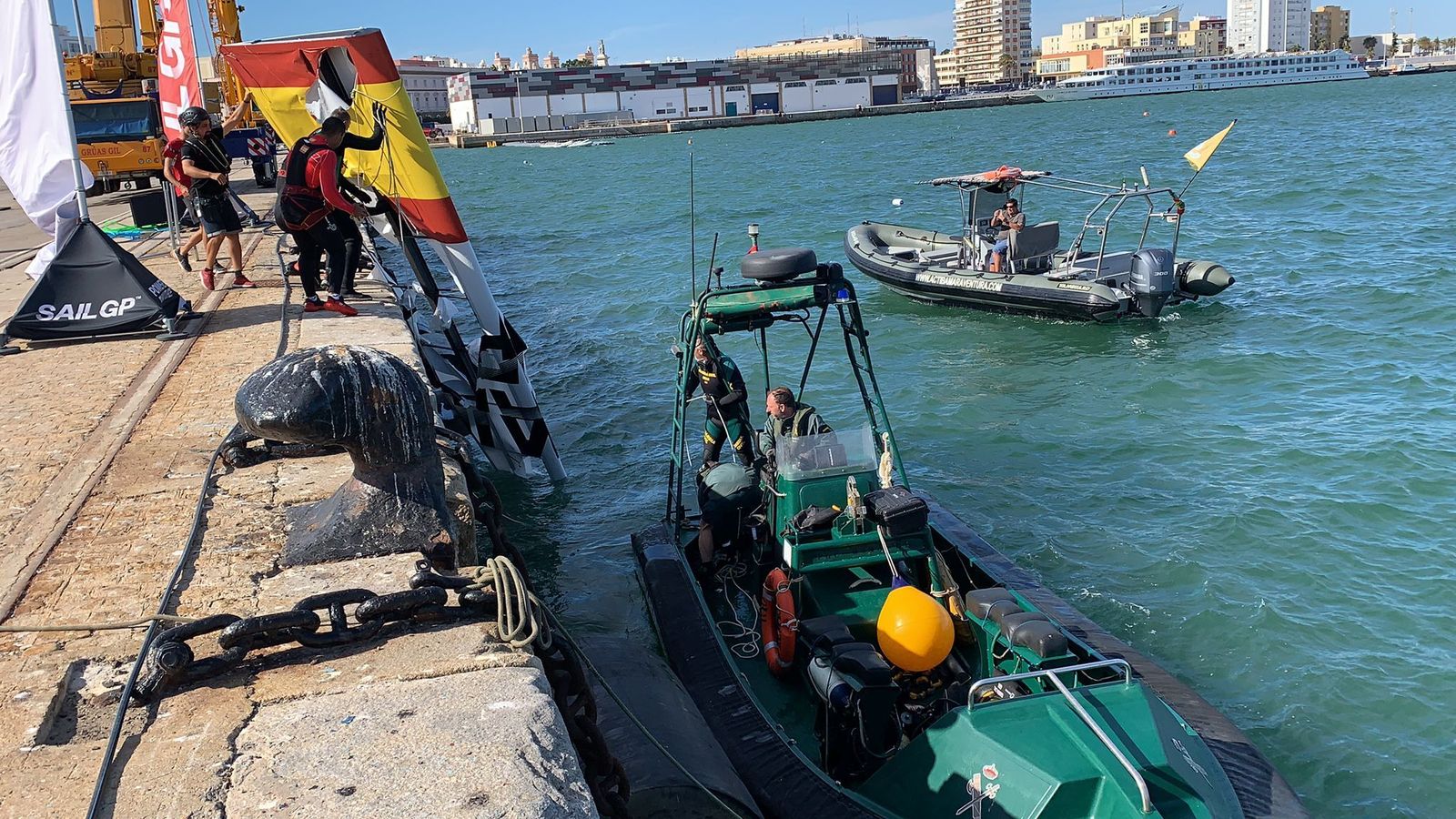 Imágenes: Buzos de la Guardia Civil sacan del mar parte de la embarcación del equipo español de SailGP