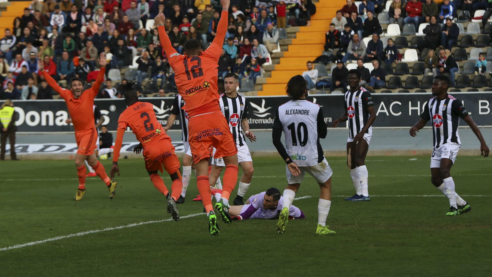 Los jugadores del Córdoba CF celebran el tanto de Djetei ante el Badajoz.