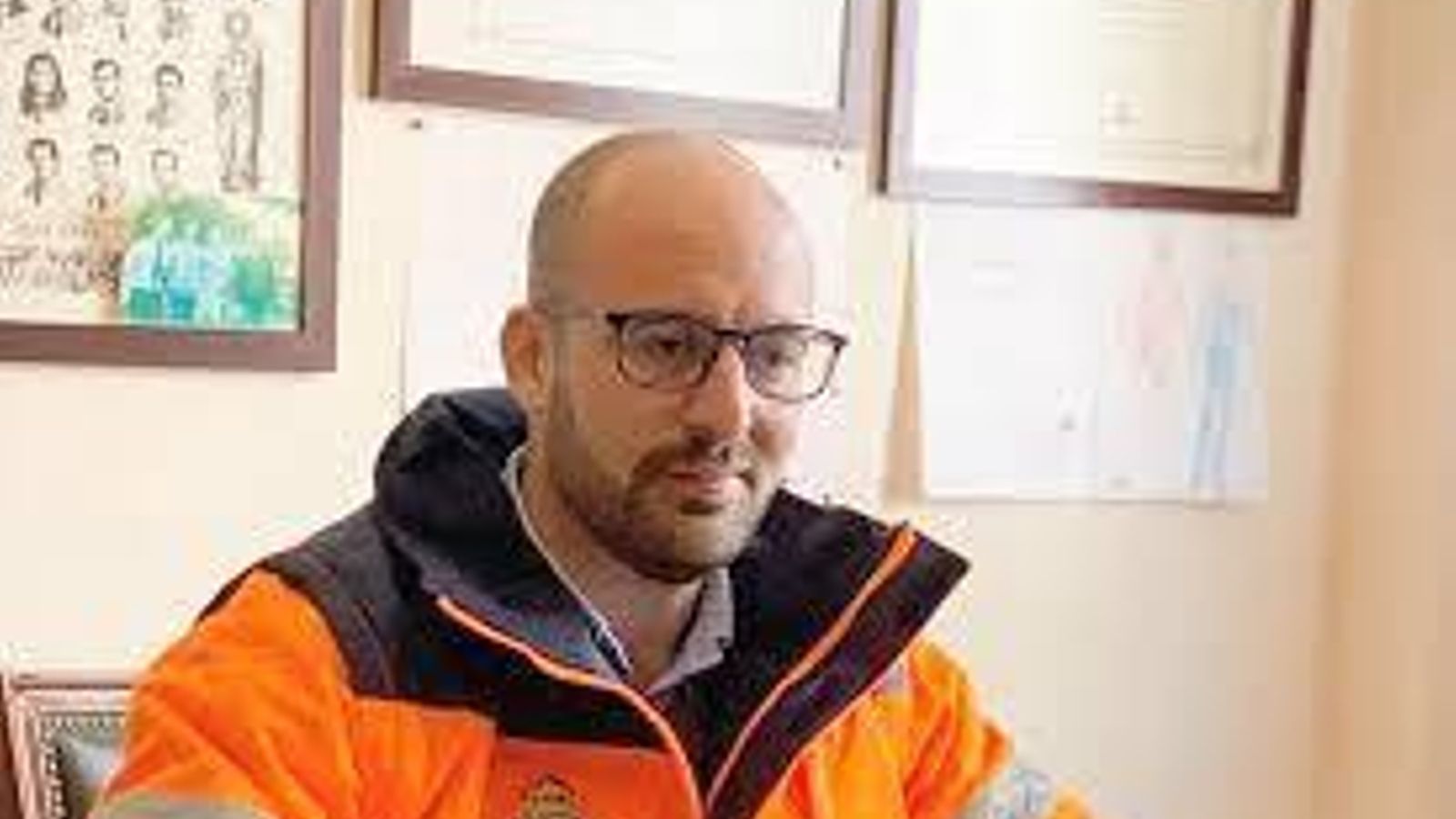 Beardo, durante la cuarentena con el chaquerón de Protección Civil.