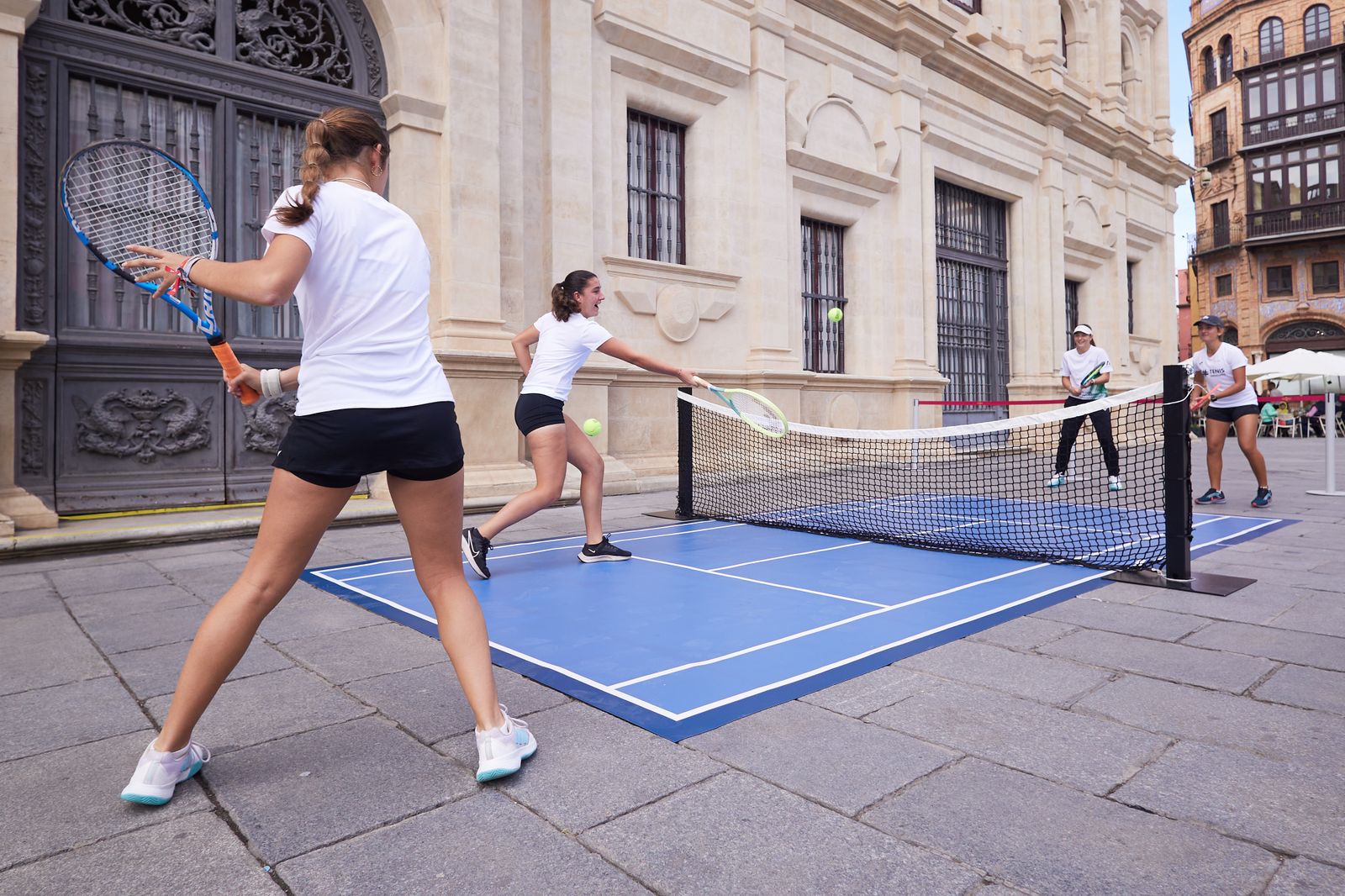 Las fotos de la Copa Billie Jean King con el alcalde jugando al tenis
