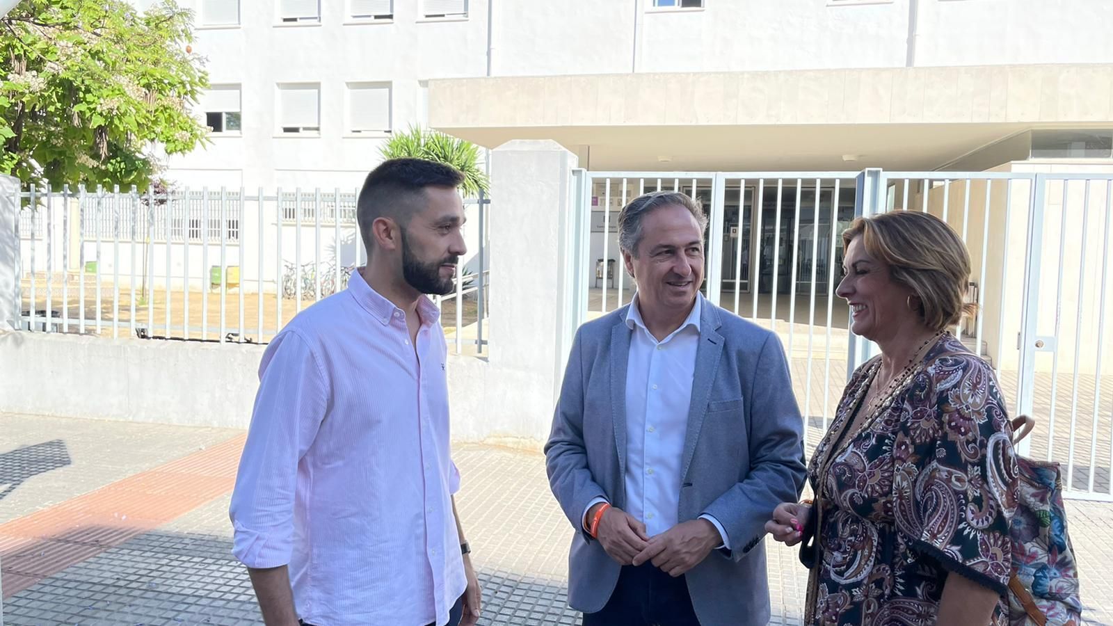 Pimentel, en el centro, durante una visita a Montilla.