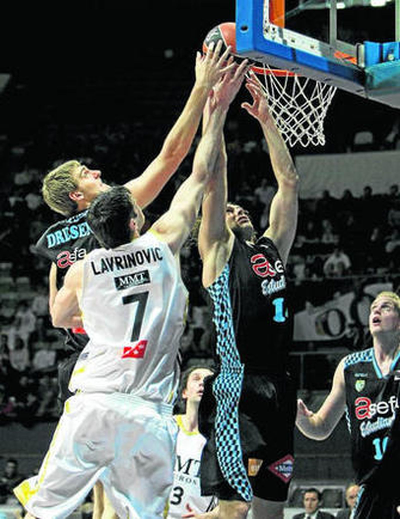Lavrinovic lucha por el rebote con Driesen y Jasen.