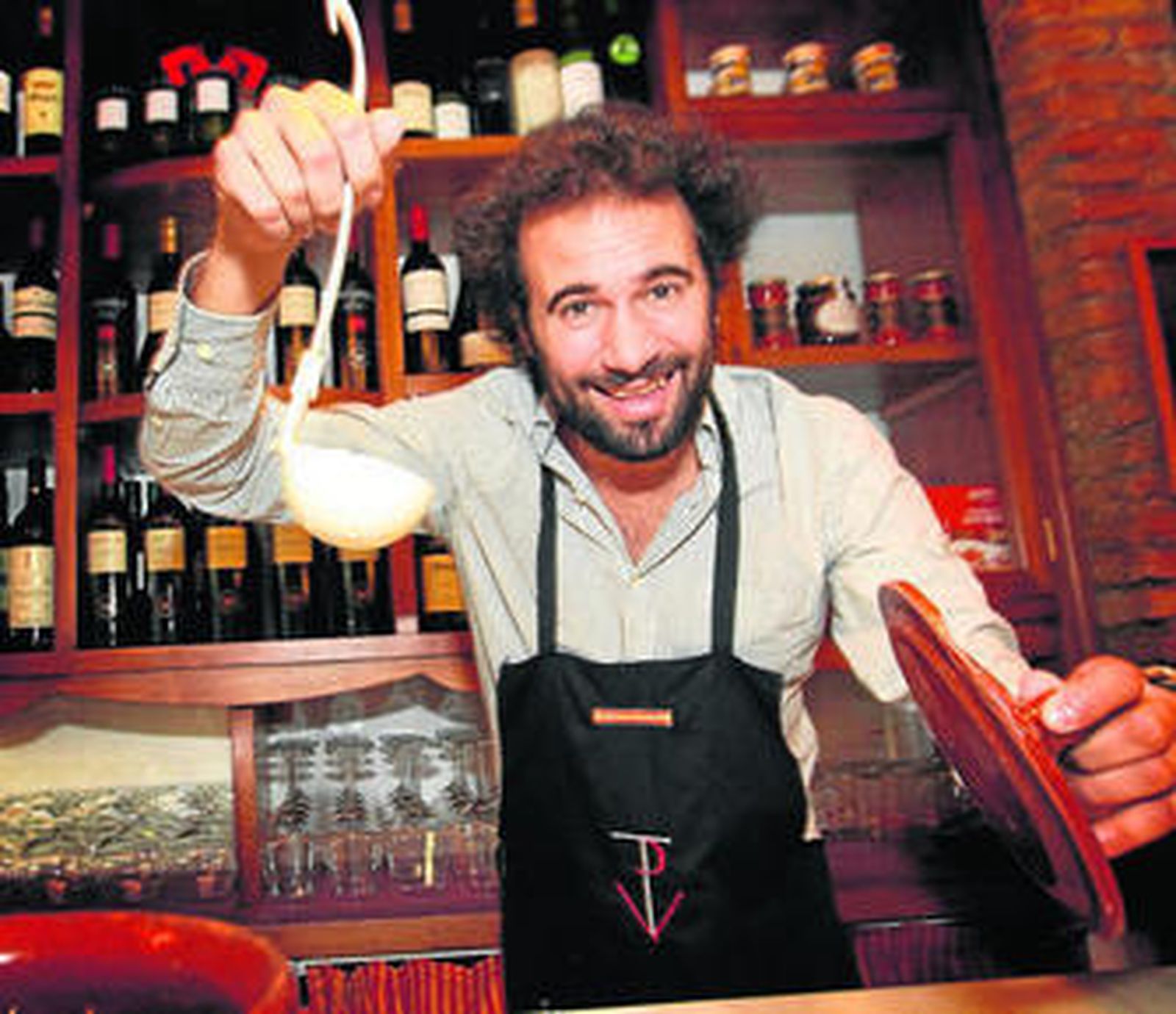Marcos del Ojo, en una imagen reciente, en un bar de Jerez.