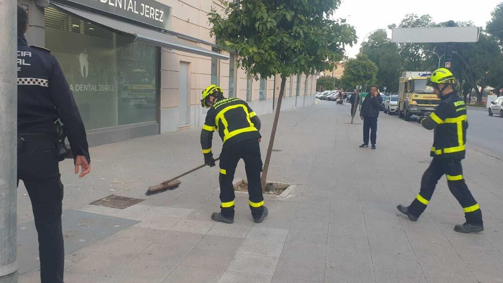 Algunos bomberos, limpiando la zona de cascotes.