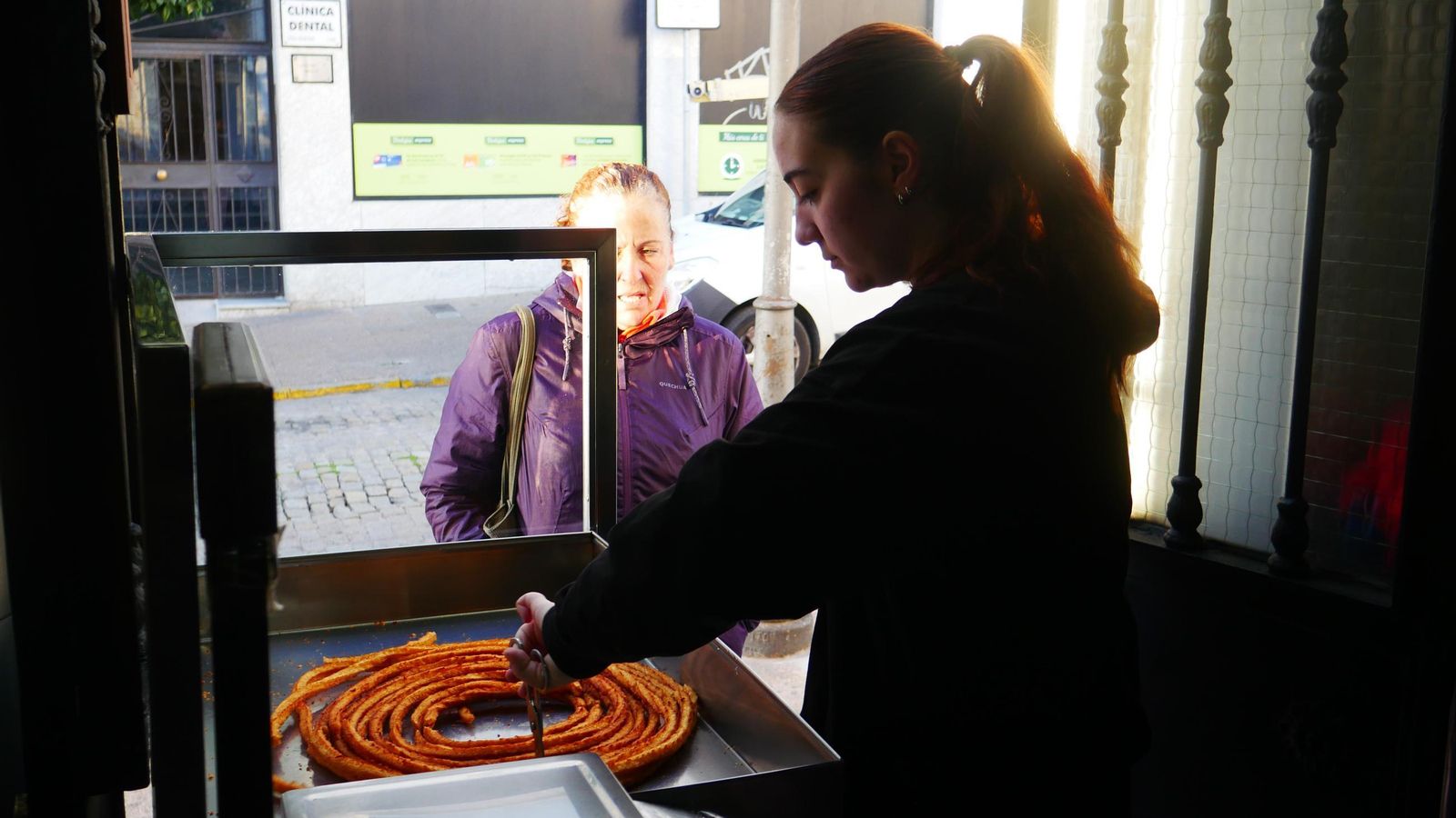 La clientela del local se dispone a disfrutar de sus churros por última vez. 