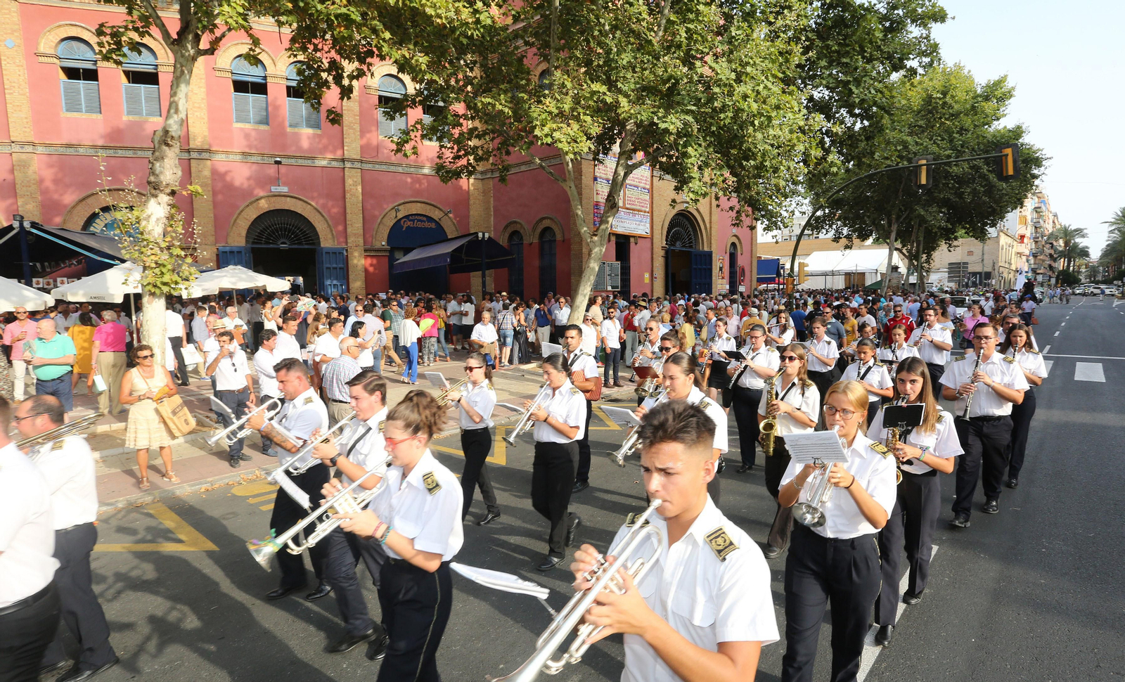 Ambiente en la Plaza de Toros de la Merced
