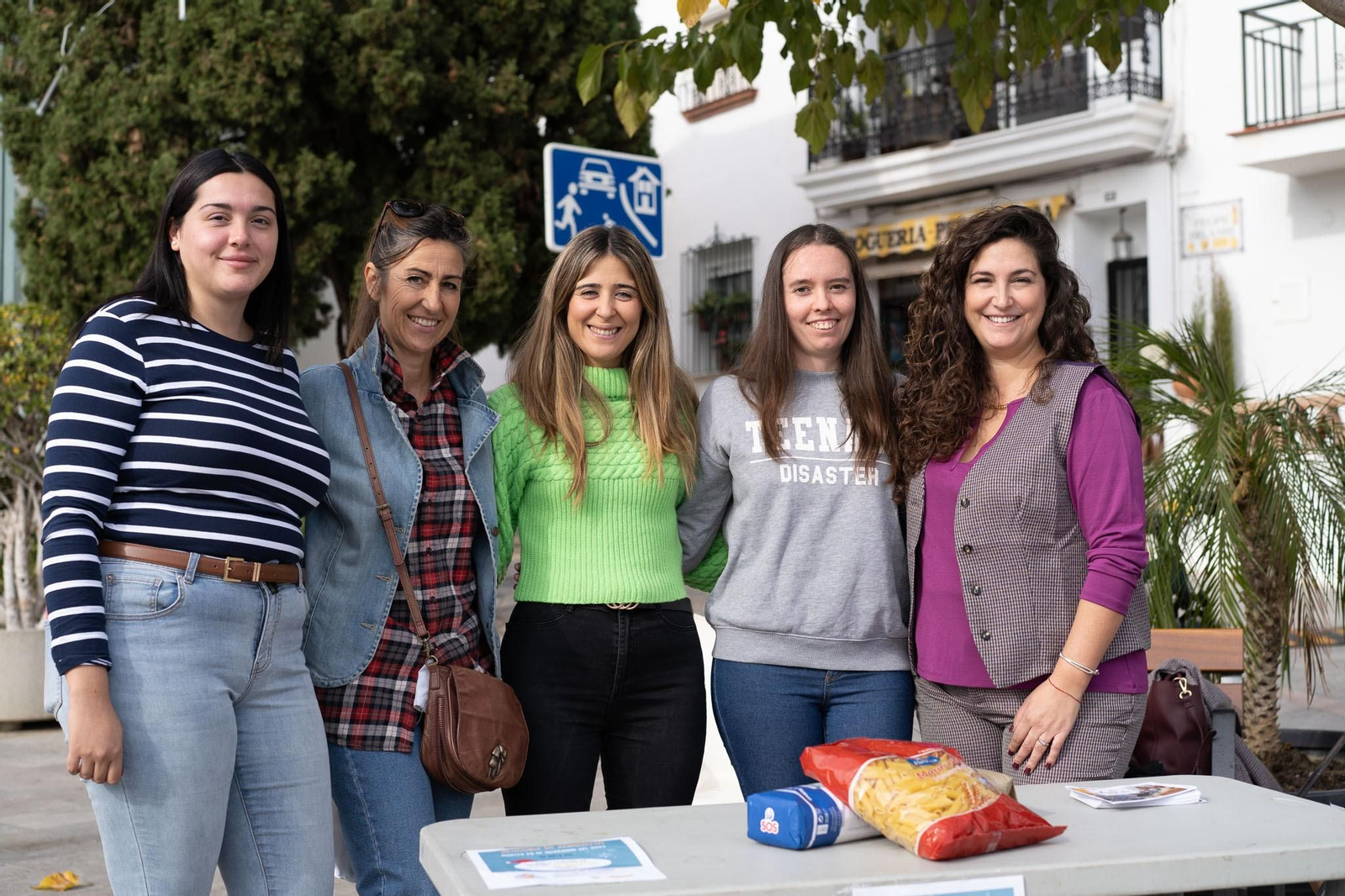 Voluntarias de la recogida de alimentos de la asociación ASIS.