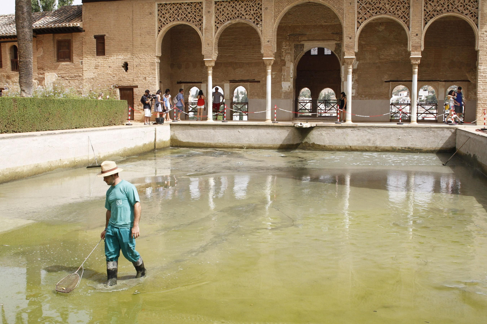 Imagen de archivo de un trabajador en la Alhambra.
