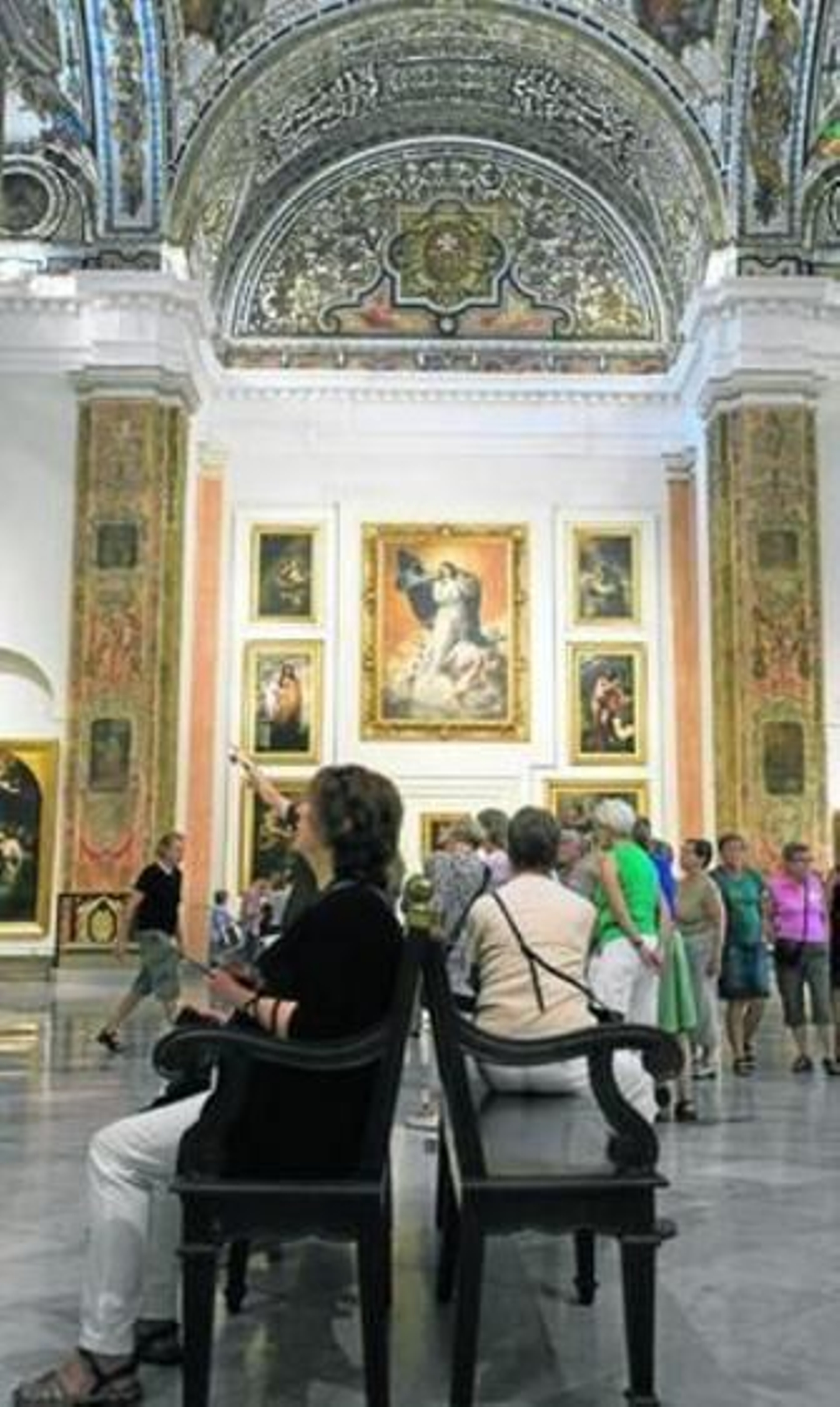 Visitantes en la monumental sala V, que alberga el impresionante conjunto de 'murillos' del Museo.