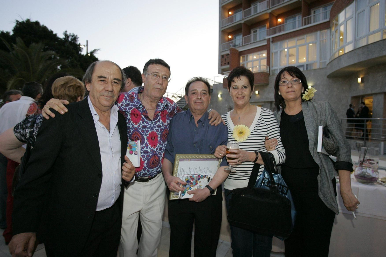 José Pérez, en el centro, con José Ángel Pérez, su amigo de la infancia.