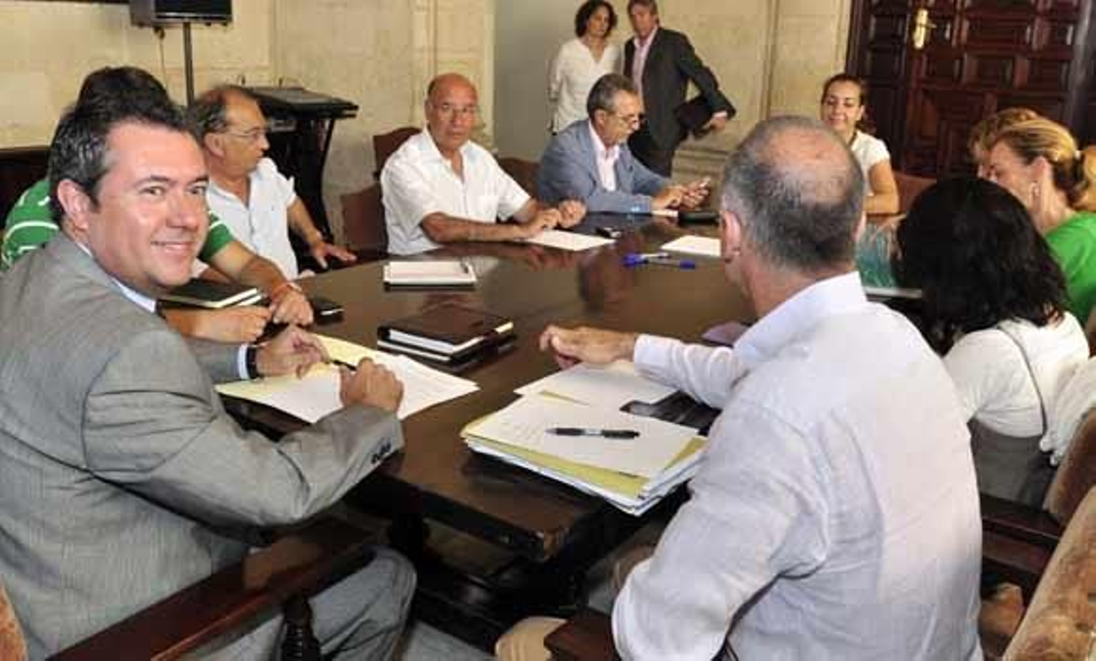 Espadas asumirá la representación del PSOE municipal en Emasesa y el Real Alcázar