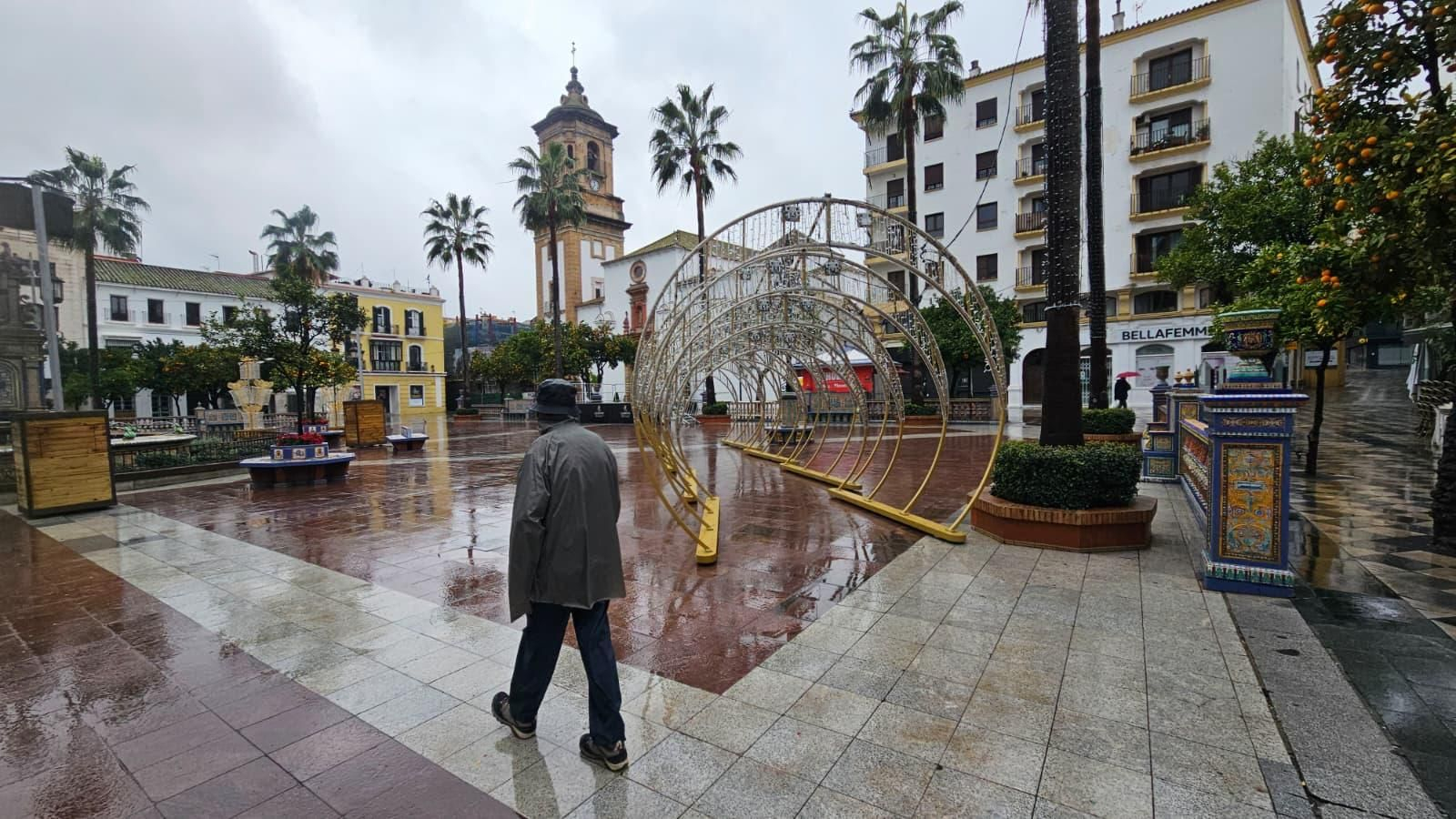 Algeciras amanece este domingo bajo la lluvia, que moja los adornos navideños de la Plaza Alta.