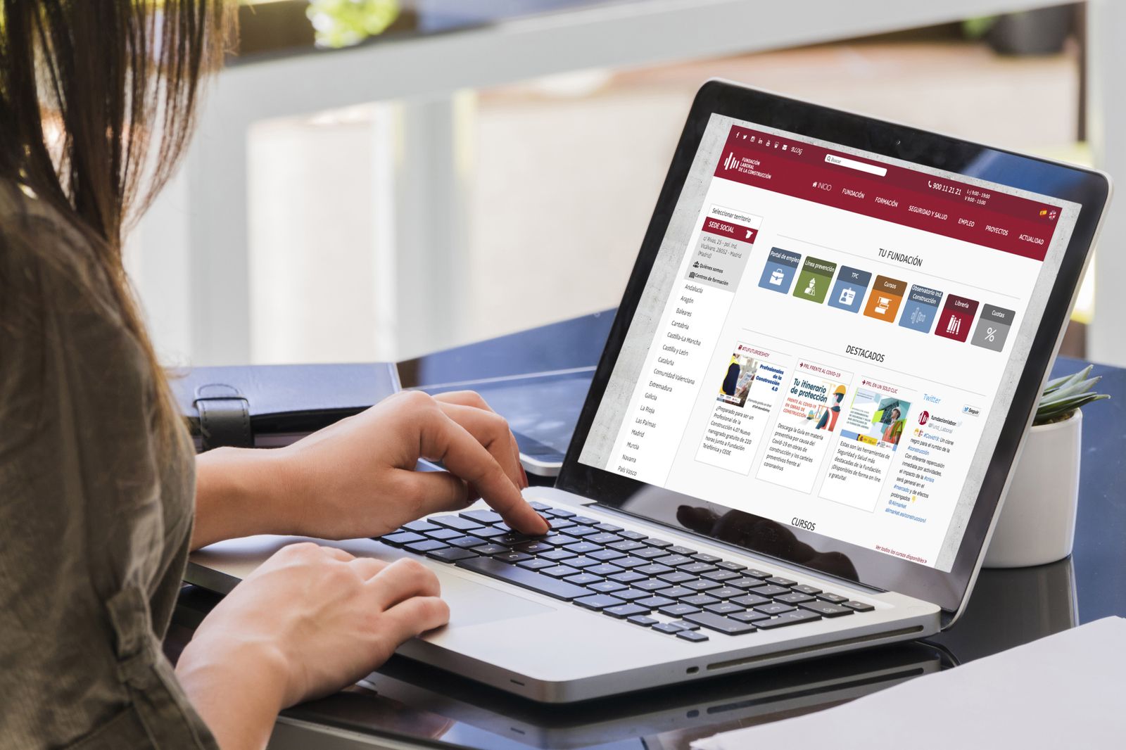Una alumna de los cursos 'online' de la Fundación Laboral de la Construcción