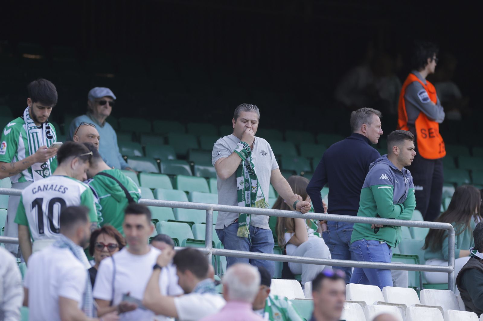 Búscate en las fotos del Betis-Manchester