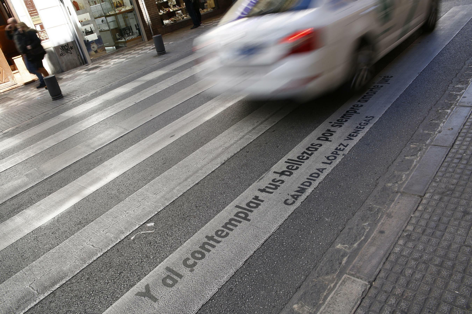 Granada llena de versos sus pasos de cebra en el Día Mundial de la Poesía
