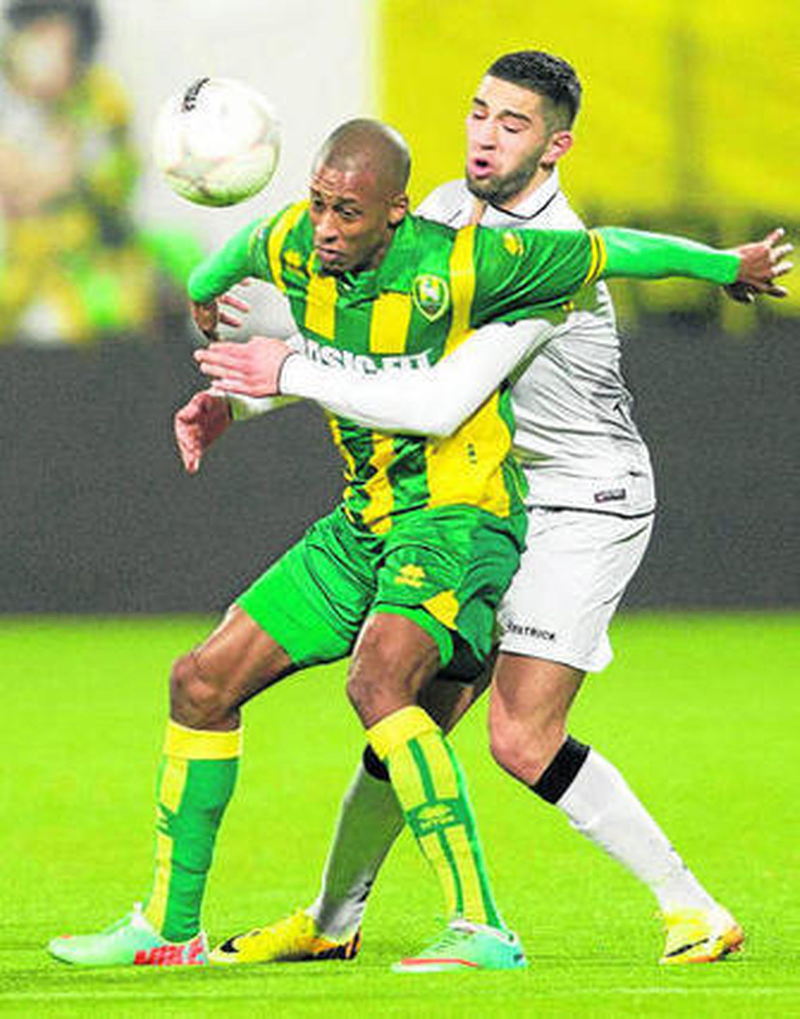 Tighadouini presiona a Schet del ADO Den Haag.