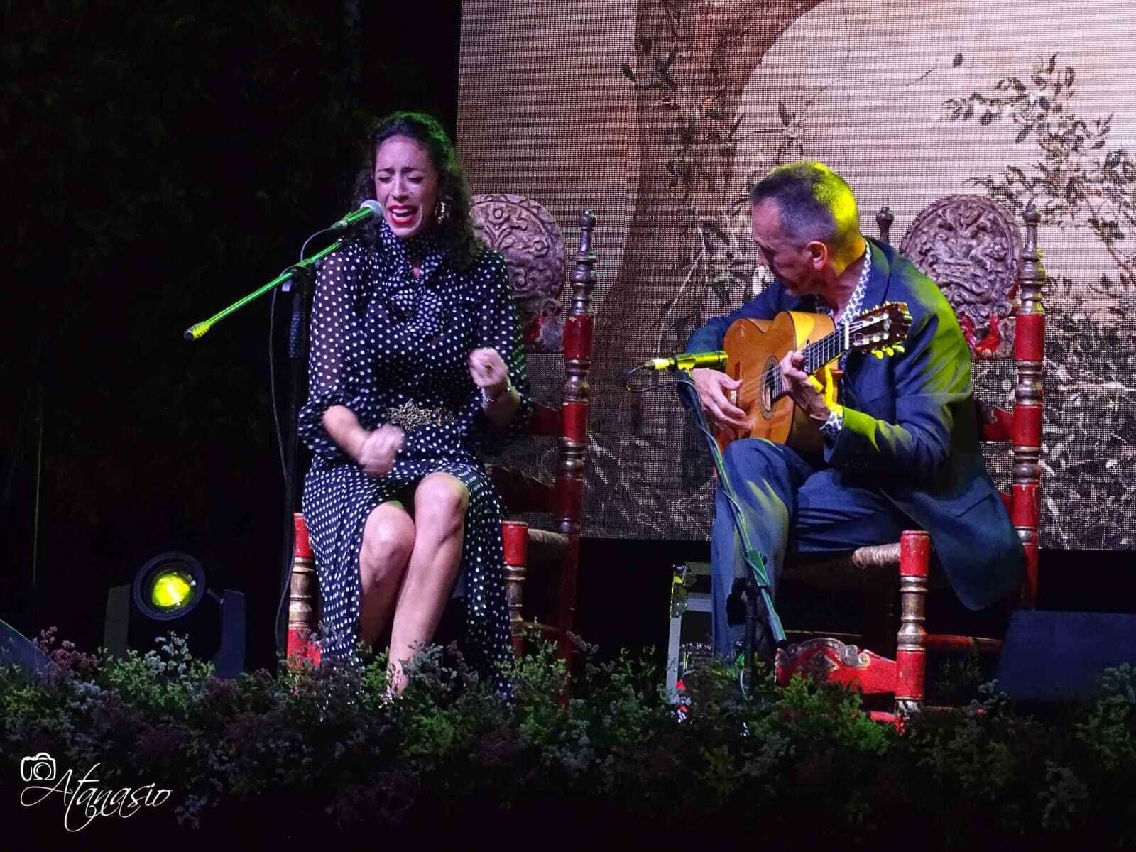 Tamara Aguilera, en su actuación, con Miguel Chamizo a la guitarra