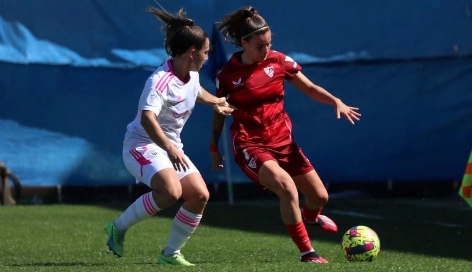 Rosa Otermín controla un balón por la banda izquierda.