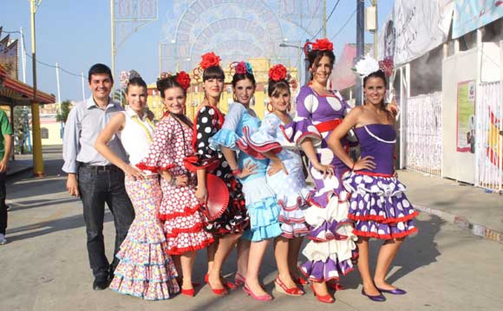 Un grupo de jóvenes posan alegres, ellas vestidas de flamenca

Foto: Vanessa Perez/J.M.Q.