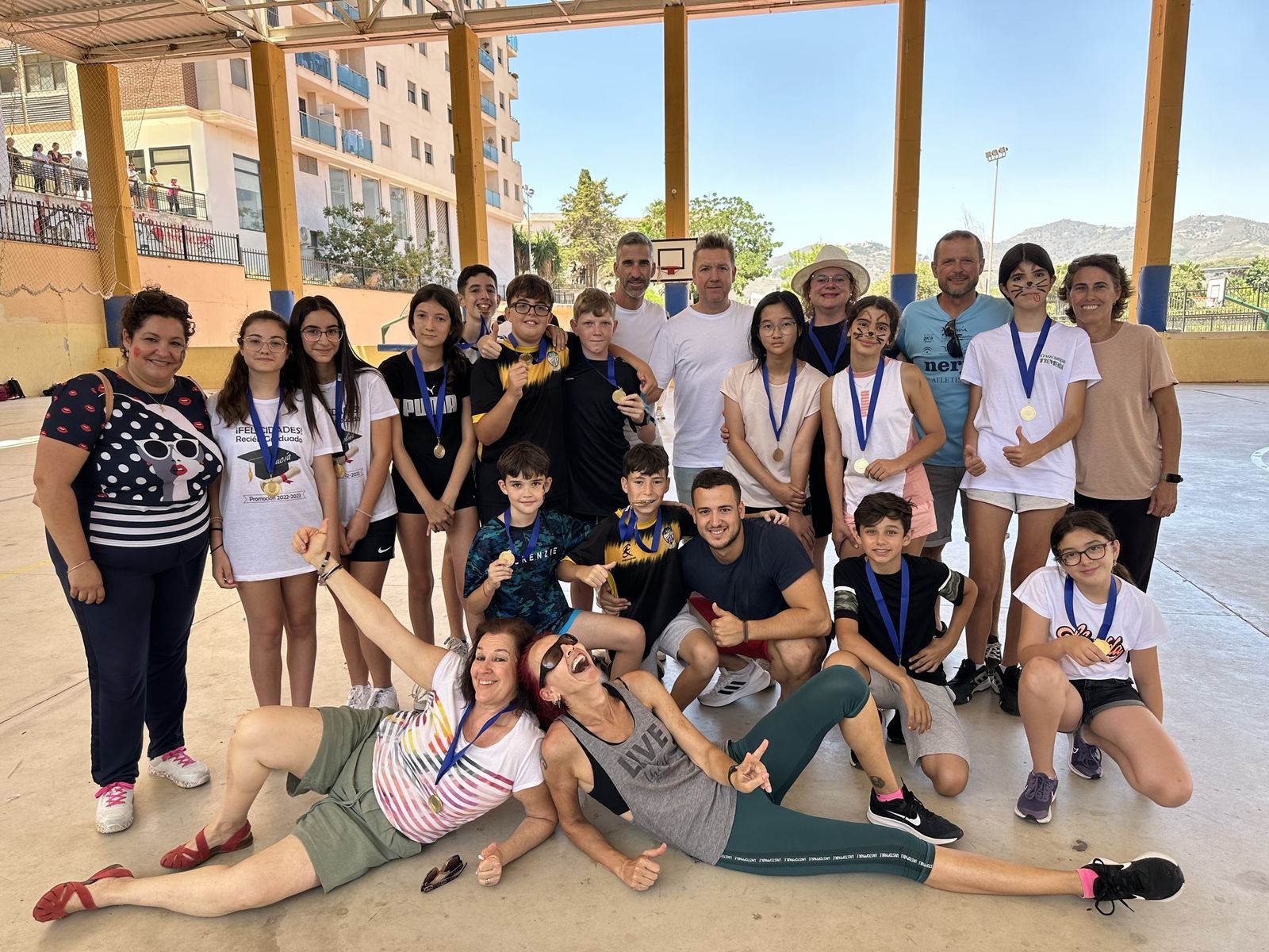 Alumnos y profesores  en las mini-olimpiadas del colegio Joaquín Herrera, Nerja