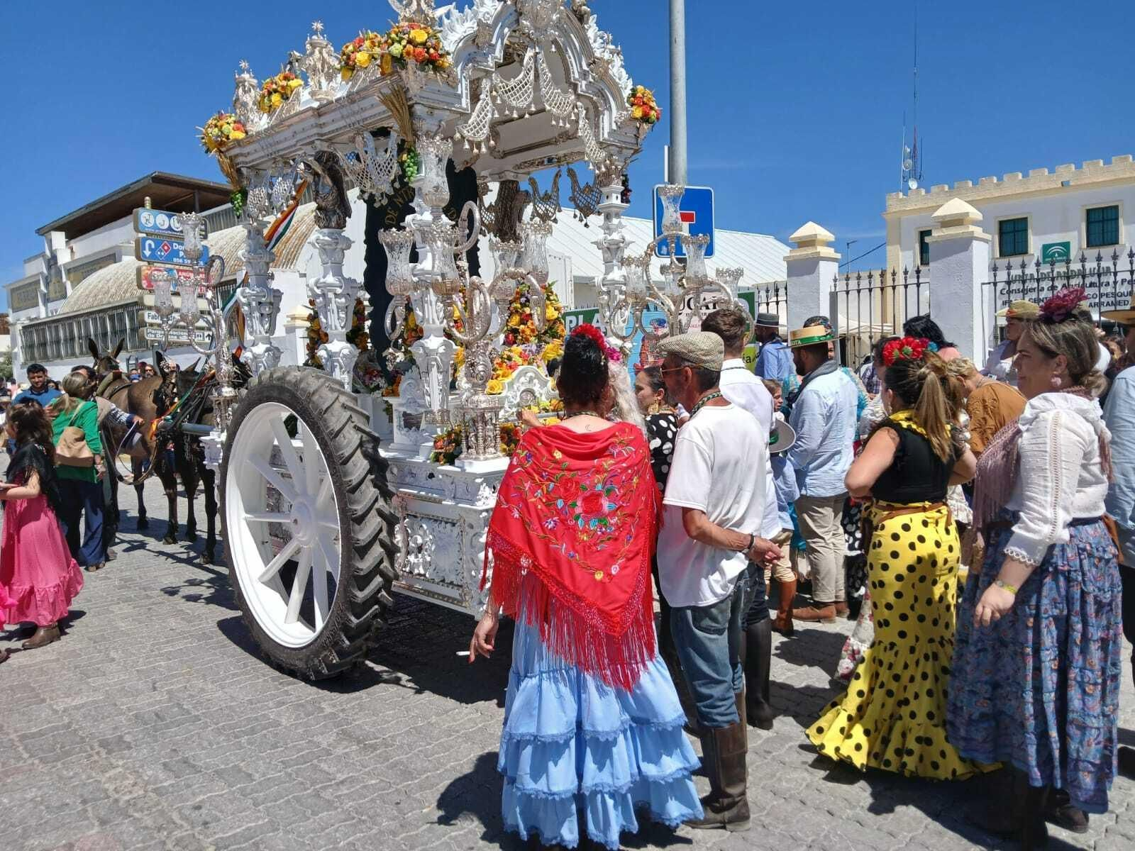 Rocío 2024: Imágenes del Primer día de embarque de romeros en Bajo de Guía en Sanlúcar