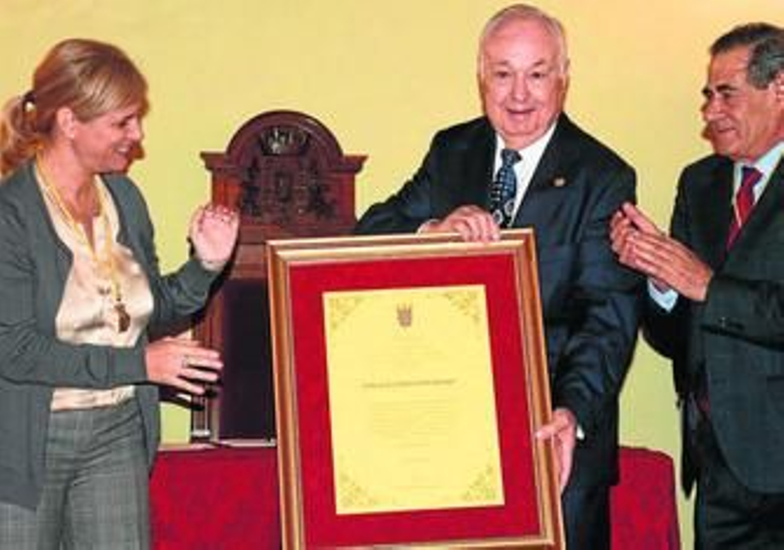 El empresario, con sus familiares, la alcaldesa y el obispo José Mazuelos en el Cabildo Viejo, ayer.