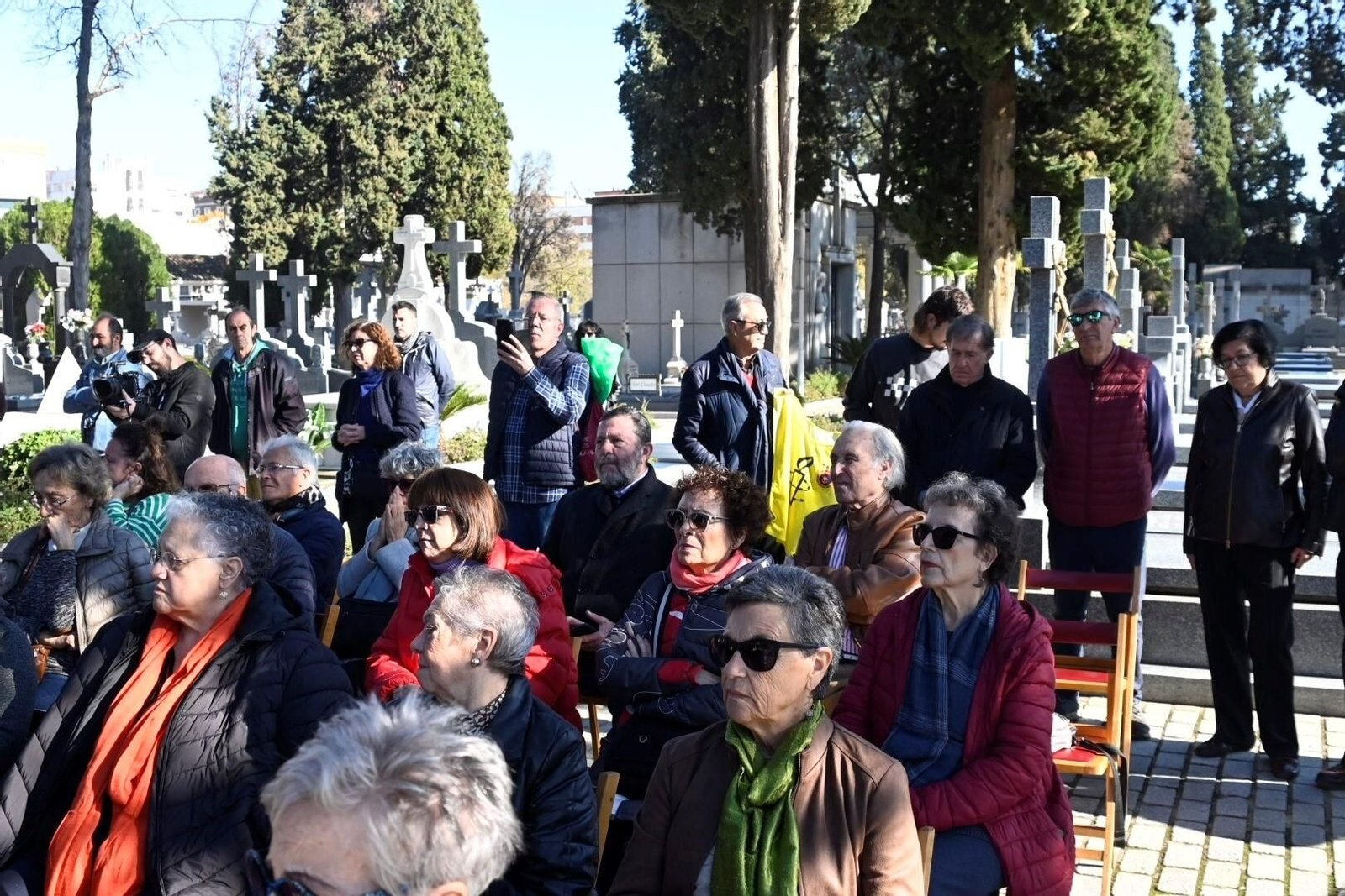 La plataforma Comisión de la Verdad recuerda a las víctimas del franquismo con un acto en el cementerio de la Salud, en imágenes