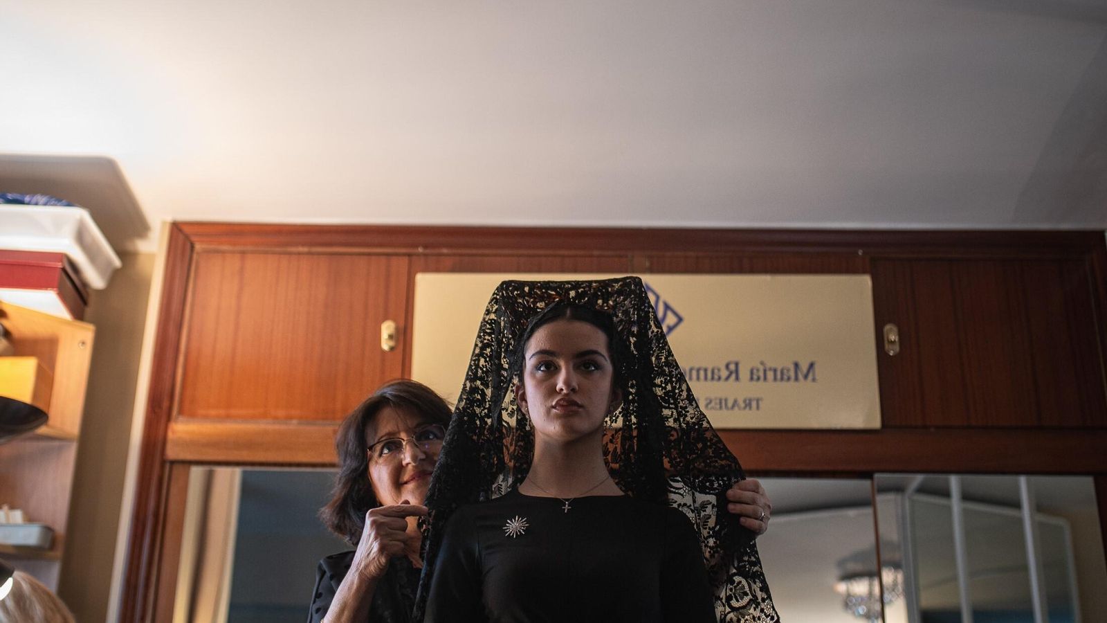 La modista acaba de ajustar la mantilla.