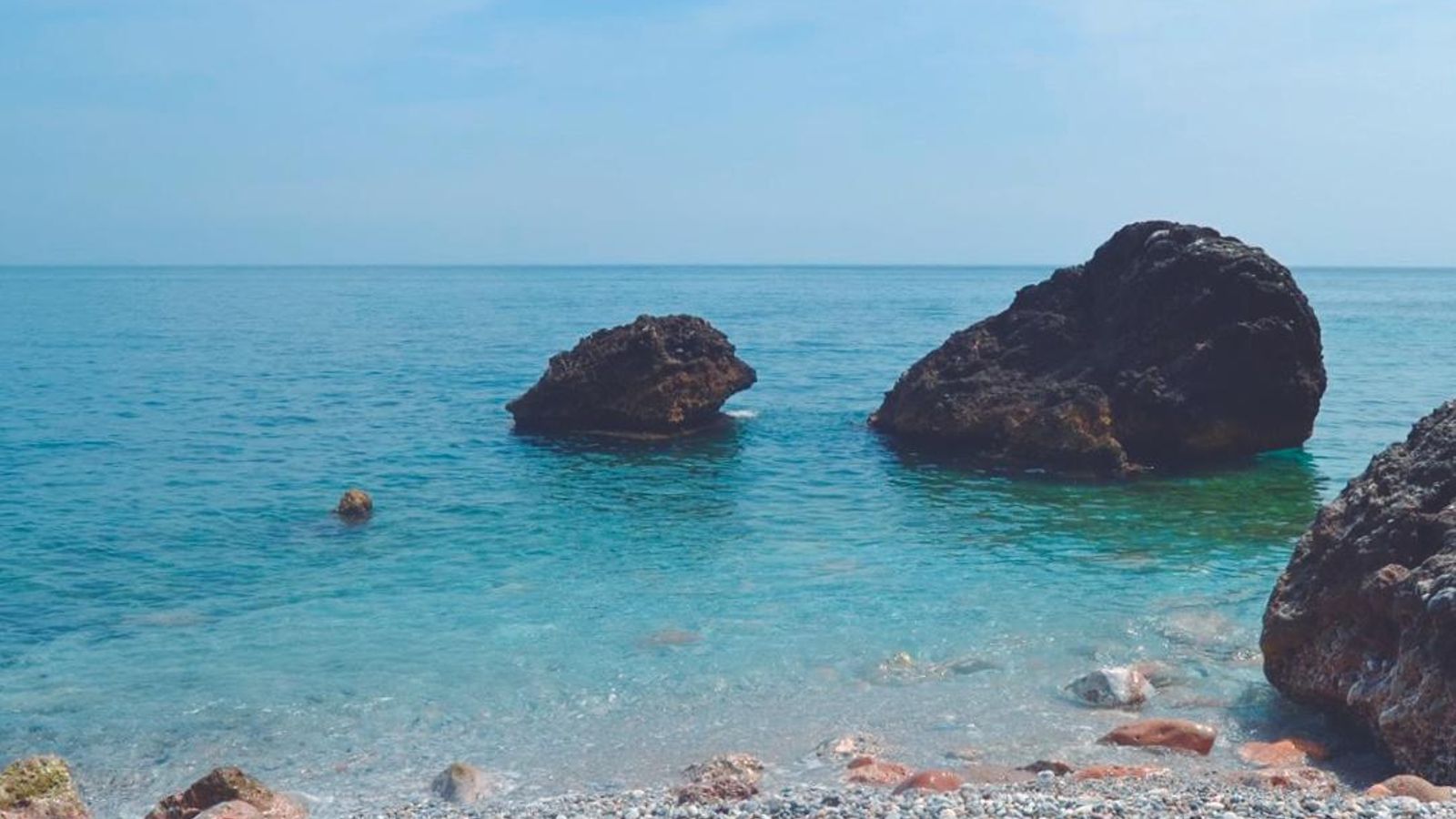 La cala barranco de Maro es una playa por descubrir.
