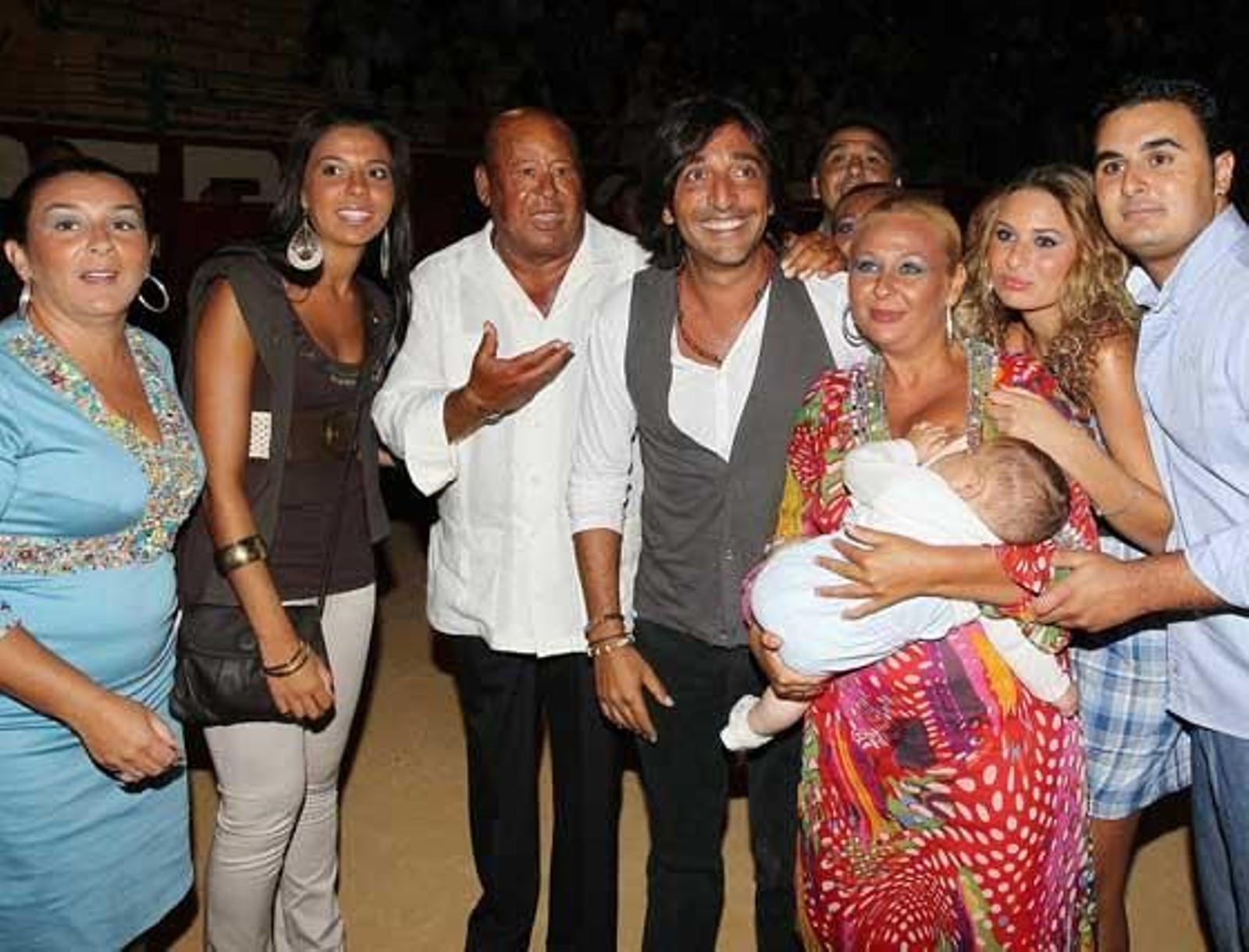 Antonio Carmona, en el centro, con Manuel Moneo y su familia.

Foto: Miguel Angel Gonzalez